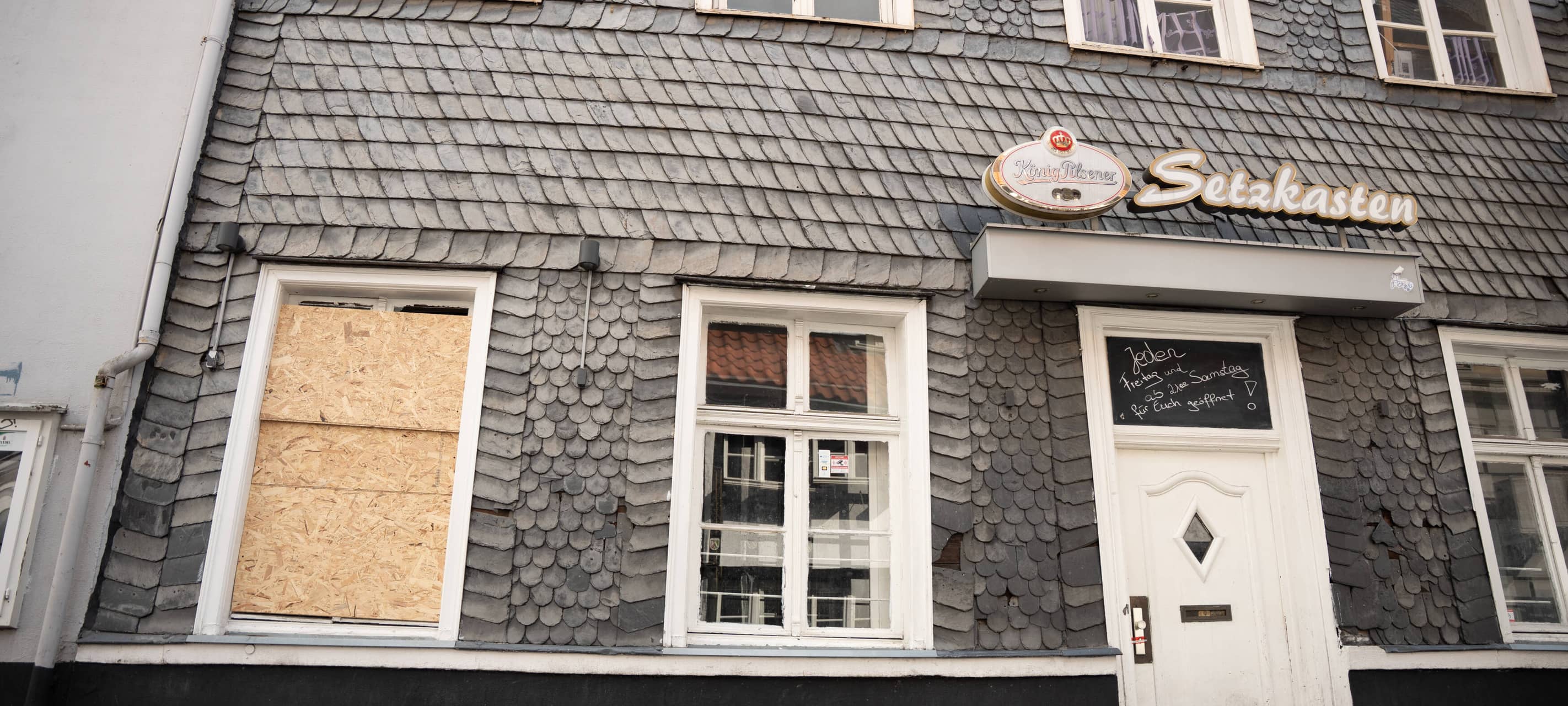 Nach einer Explosion an der Kneipe „Setzkasten" in Recklinghausen ermittelt jetzt das LKA. Verletzt wurde niemand - doch die Hintergründe sind noch völlig unklar.