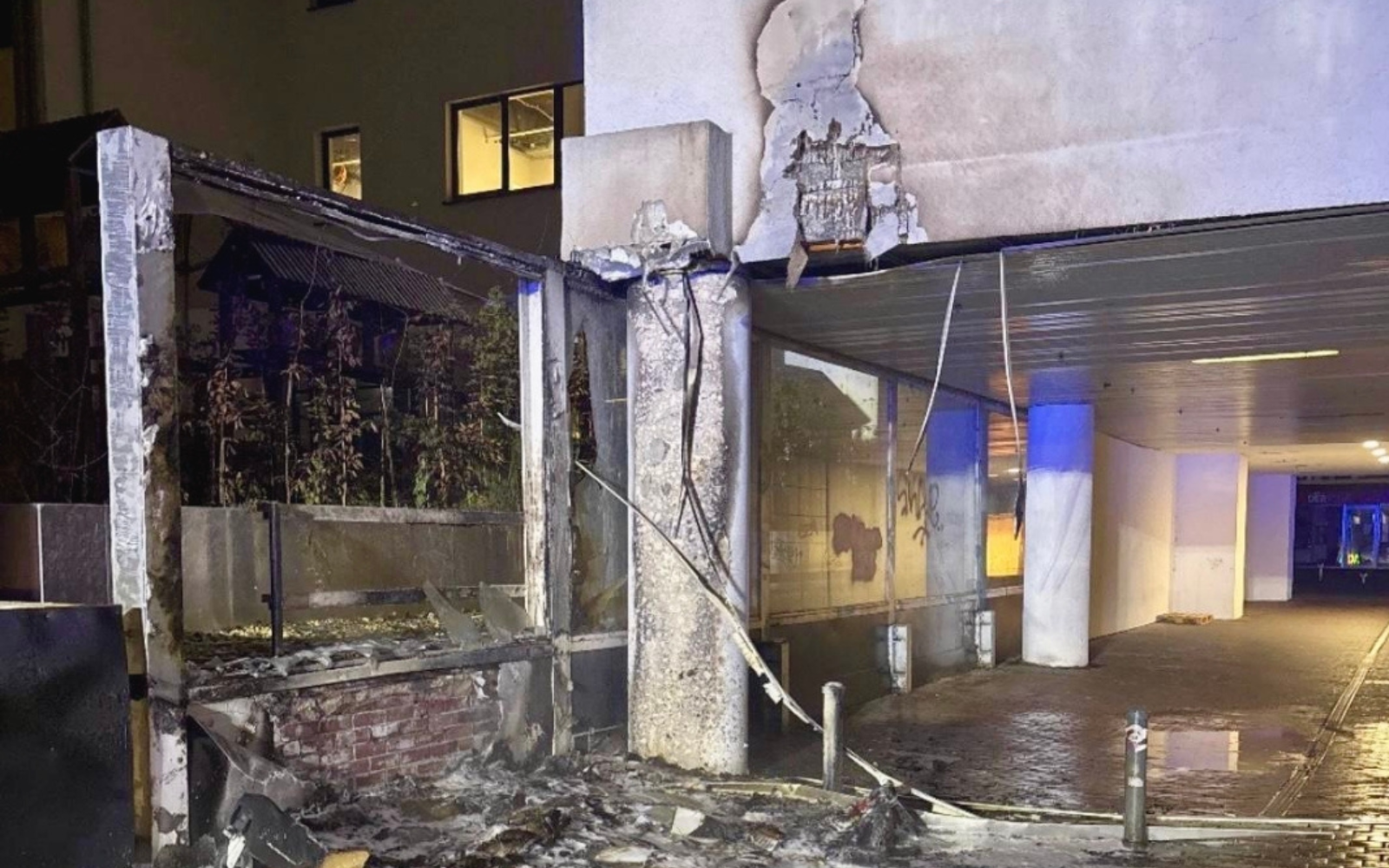 Kaputte Häuserfassade nach Feuer in der Recklinghäuser Innenstadt. 