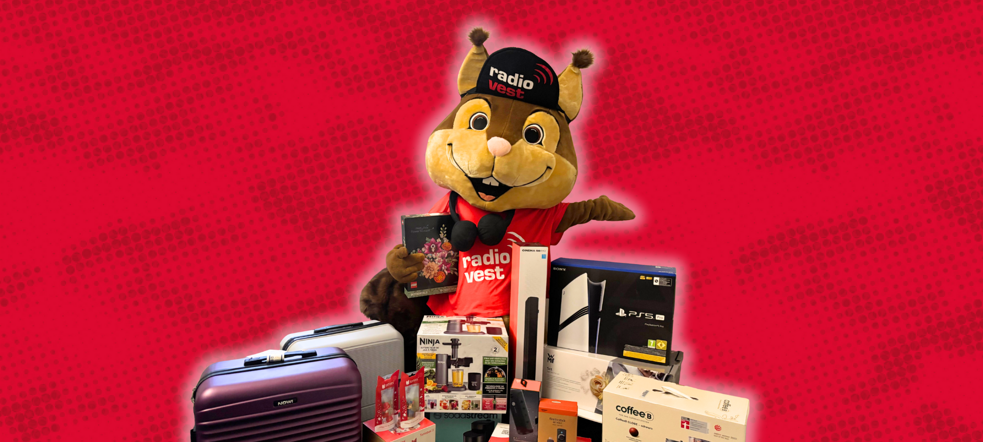 Radio Vest-Maskottchen Toni präsentiert einige Preise aus dem Radio Vest Glückskalender