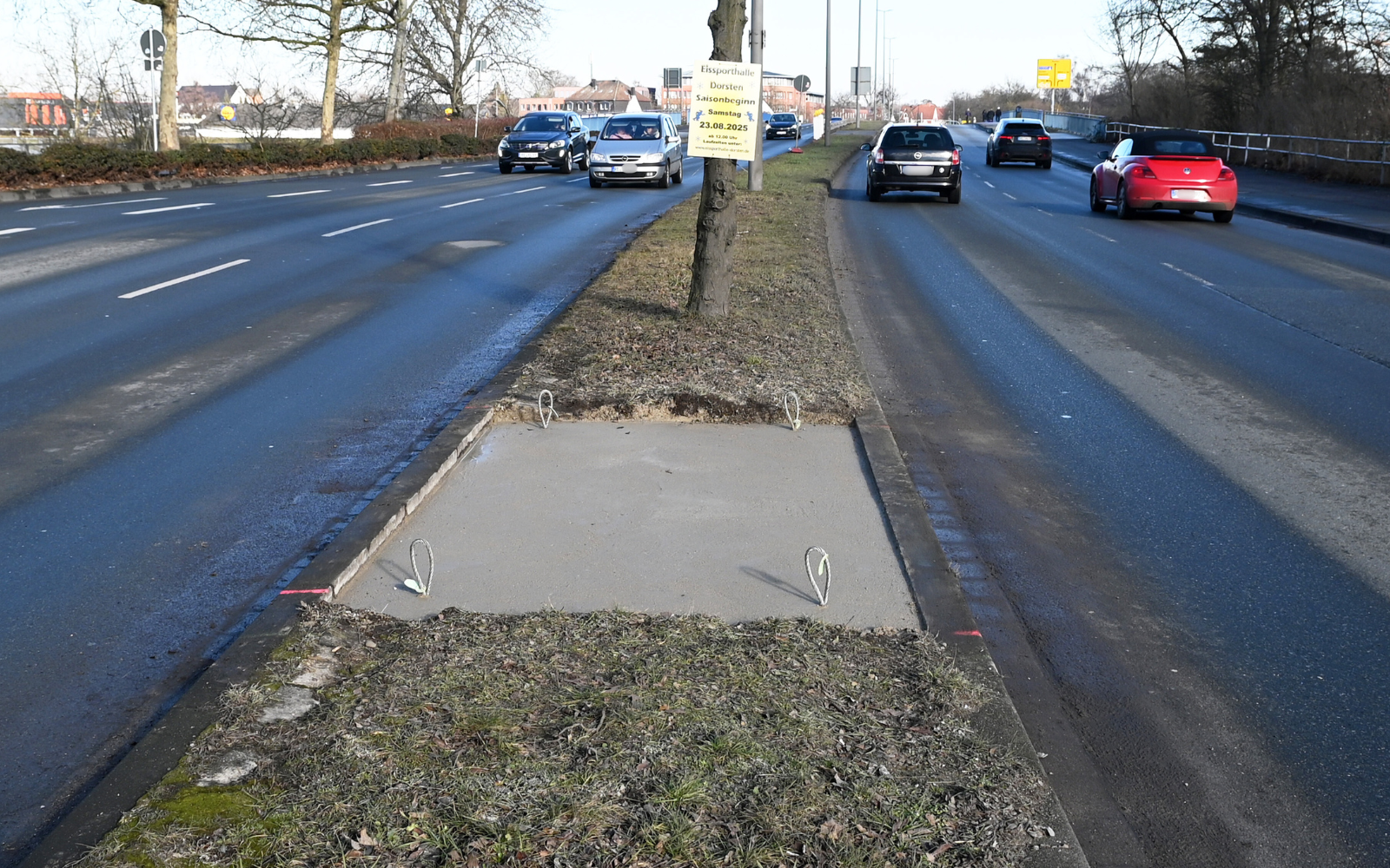 Auf der Mittelinsel der B224 in Dorsten wurde ein Betonfundament gegossen