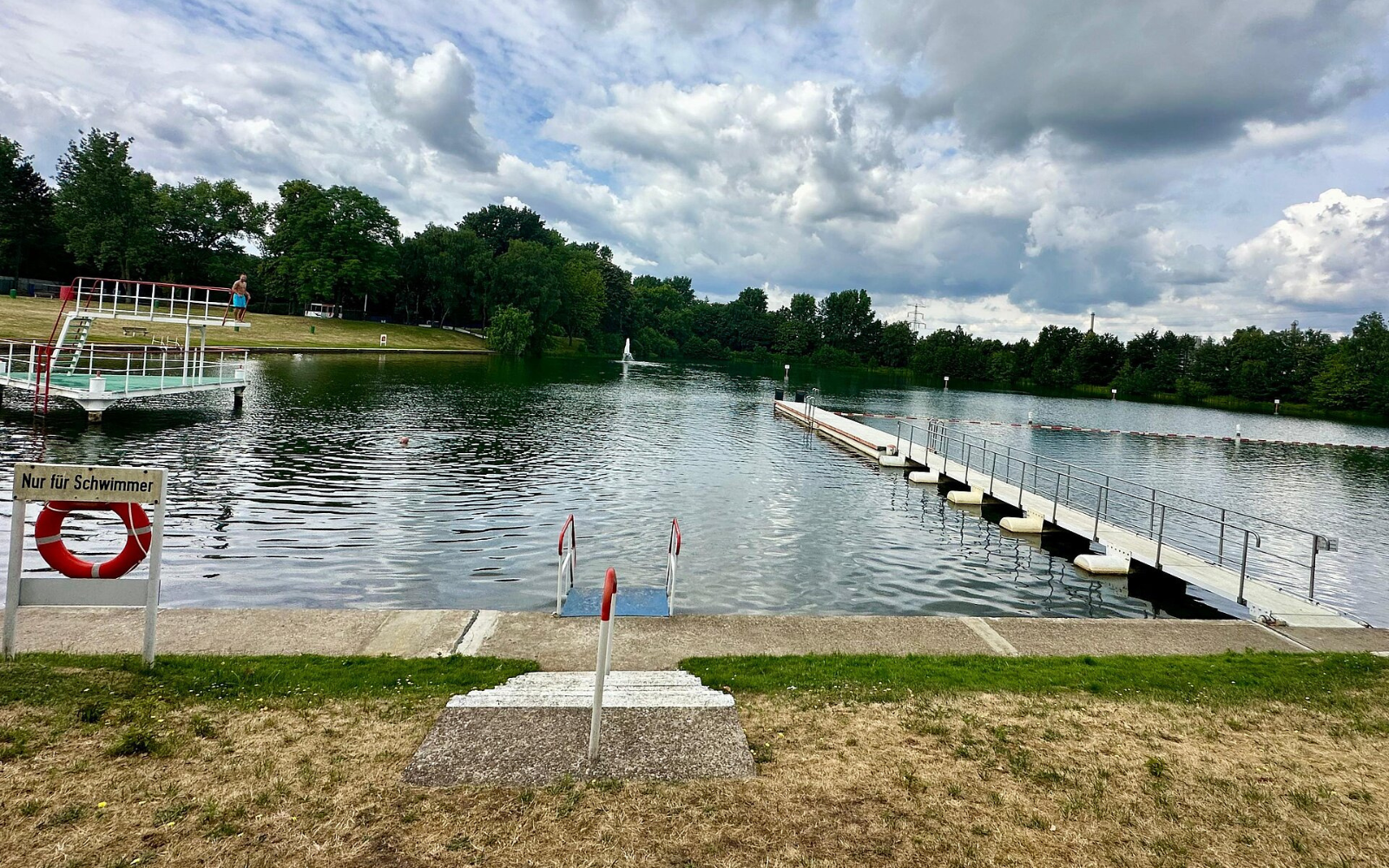 Der Marler Badeweiher vor den Toren des Chemieparks. 