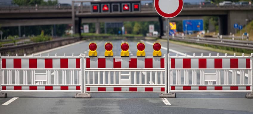 A43: Schwertransport bleibt in Schrankenanlage stecken