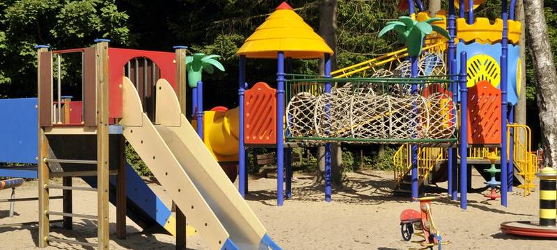 Diebe klauen Schaukeln von neuem Spielplatz in Marl