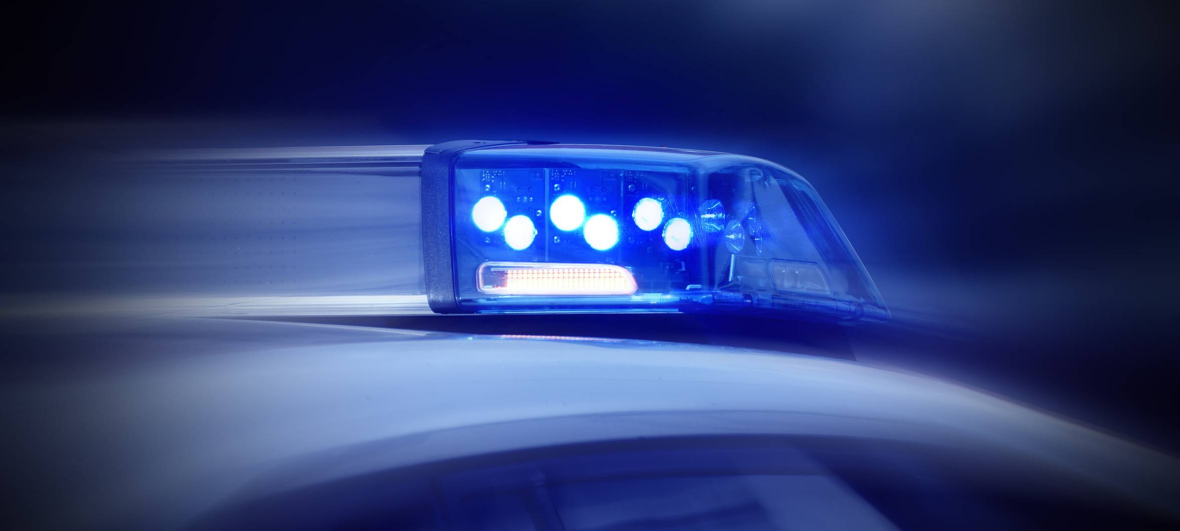 Polizeiauto mit eingeschaltetem Blaulicht in Nahaufnahme (Symbolbild). Bei Verwendung in Social Media muss die Bildquelle am Bild genannt werden; bei Verwendung als Nachrichtenbild spielt das System diese automatisch mit aus.