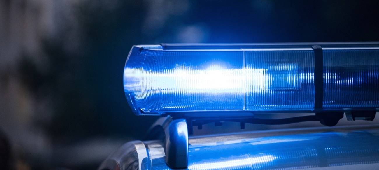 Polizeiauto mit Blaulicht im Einsatz.