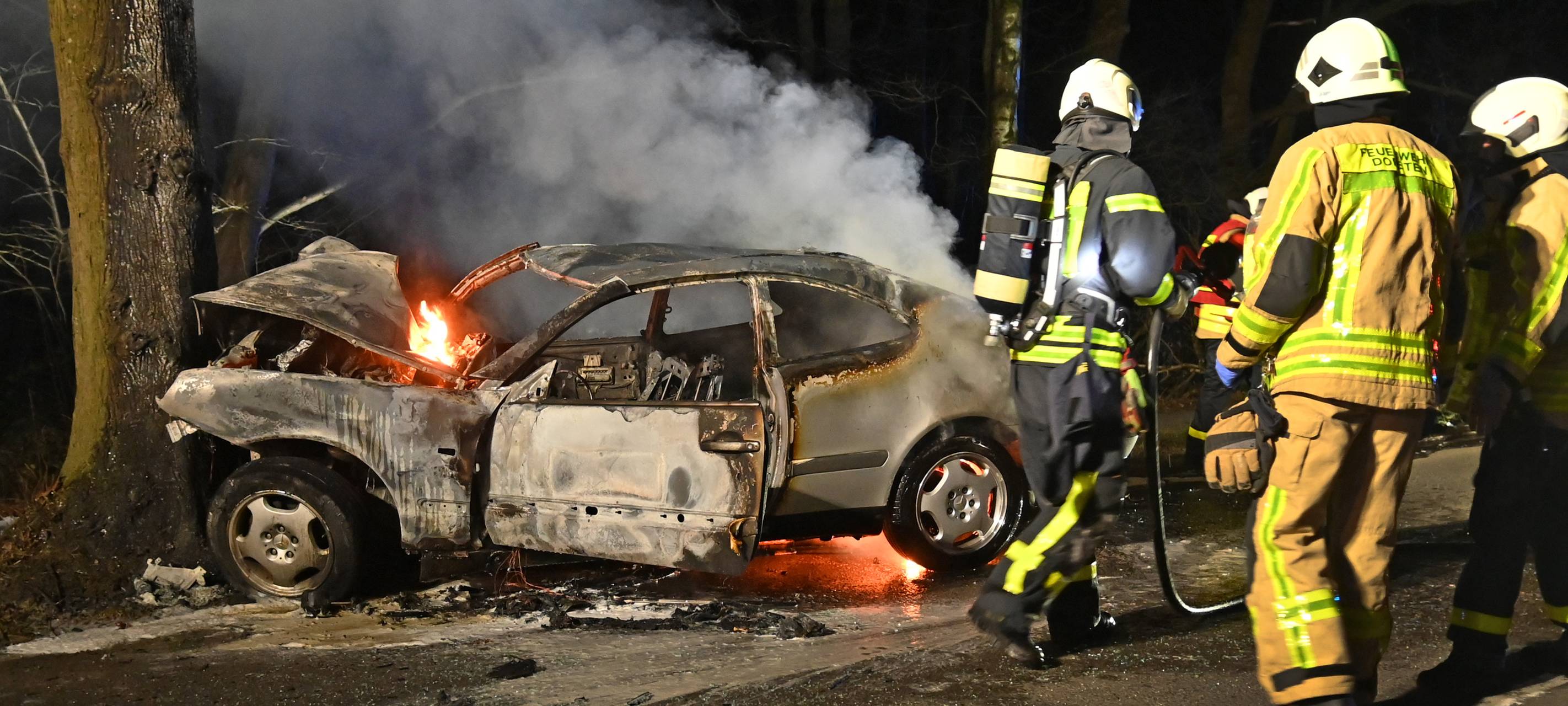 Das Auto brannte nach dem Unfall auf der B224 in Dorsten aus.