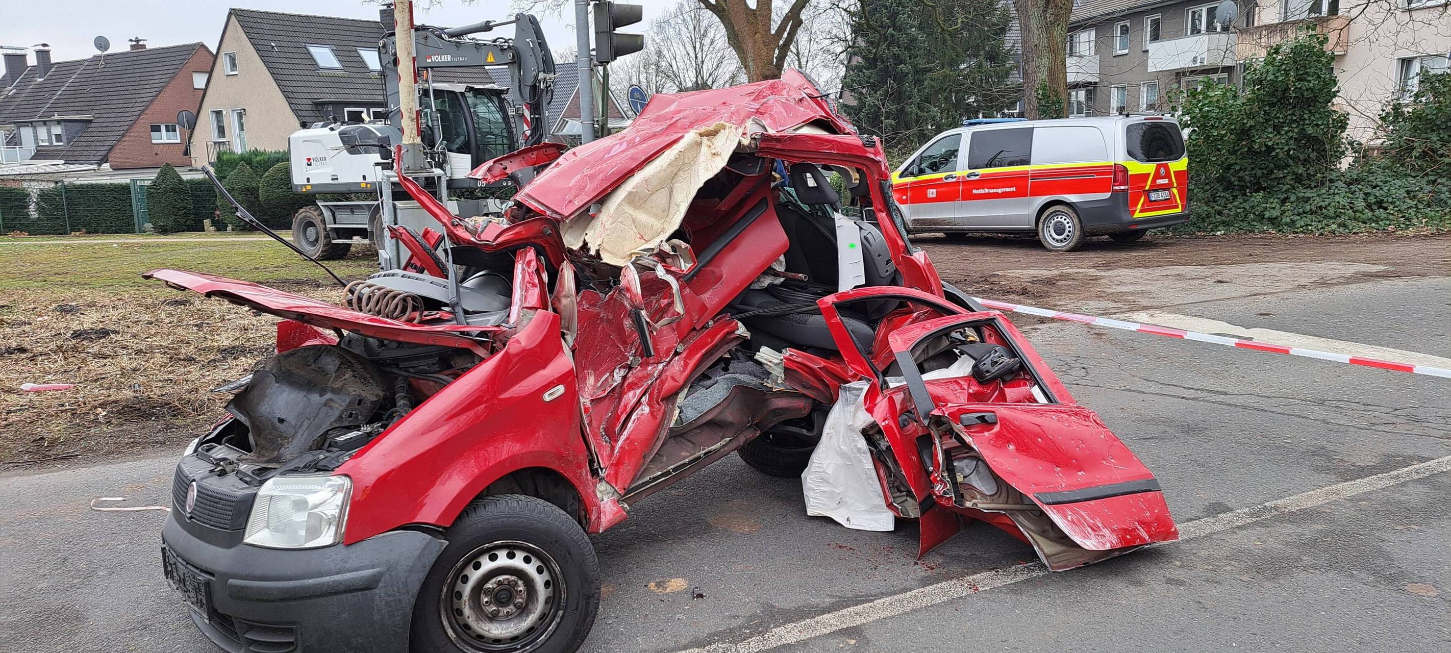 Die S9 erfasste den PKW am Bahnübergang in Herten-Westerholt.