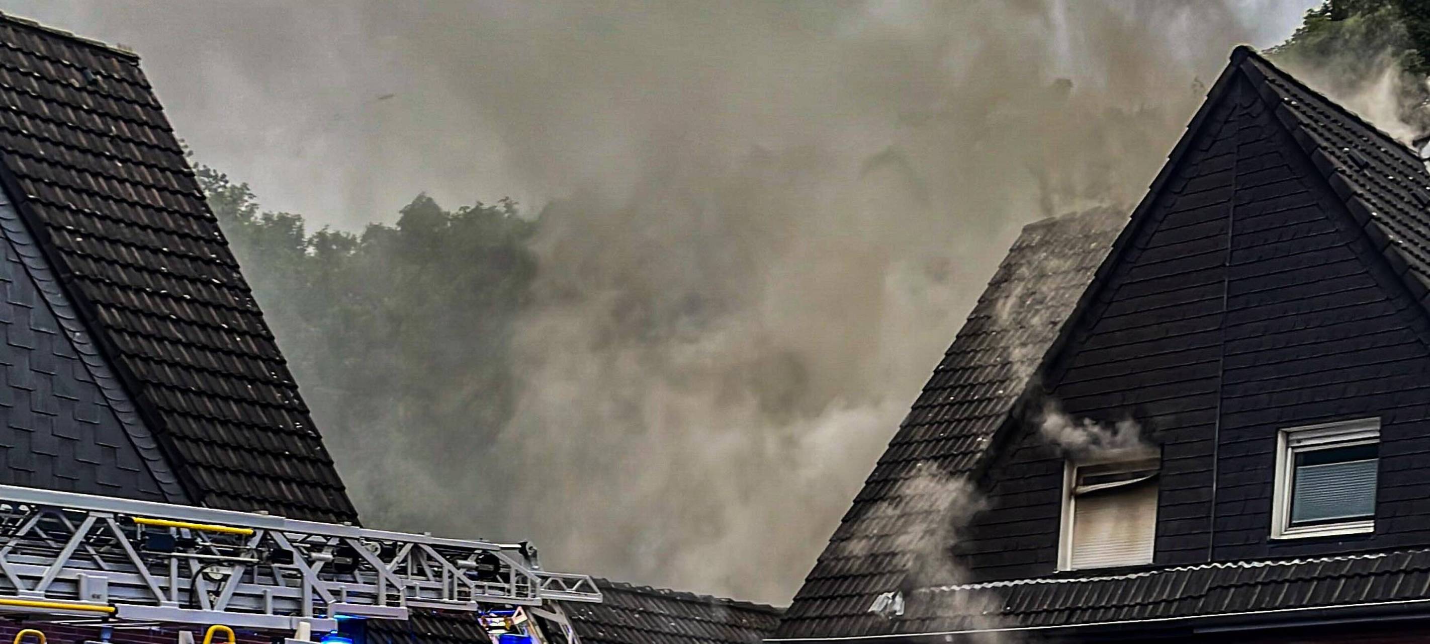 Dichter Rauch zieht aus einer Doppelhaushälfte in Datteln-Hagem.