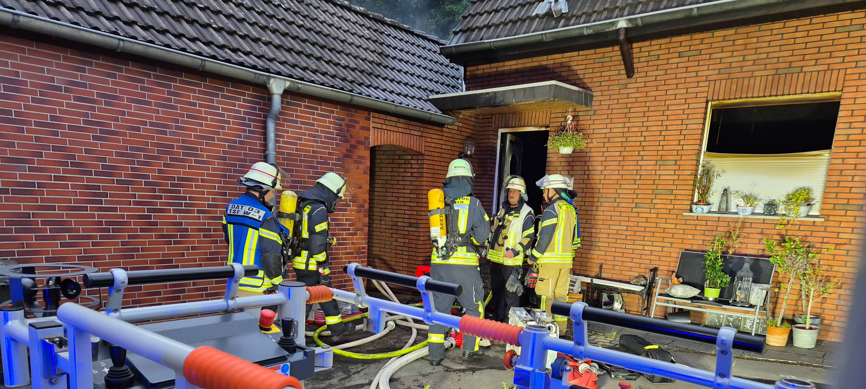Die Feuerwehr Datteln war mit vielen Kräften im Einsatz. Das Haus brannte aus.