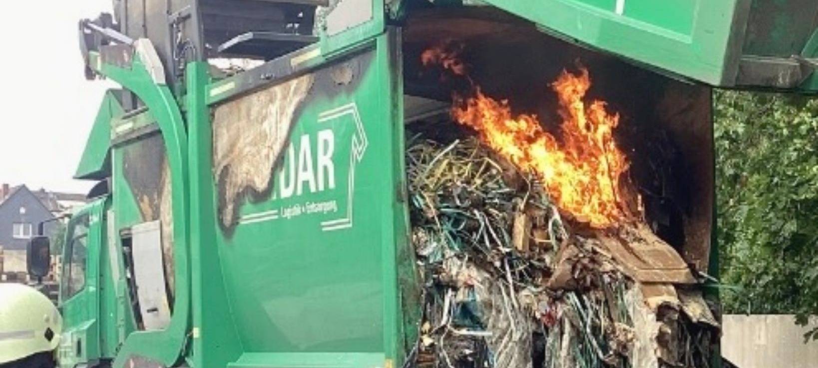 Nachdem die Feuerwehr die Heckklappe des Müllautos aufgebrochen hatte, konnte sie das eigentliche Feuer im Inneren löschen.