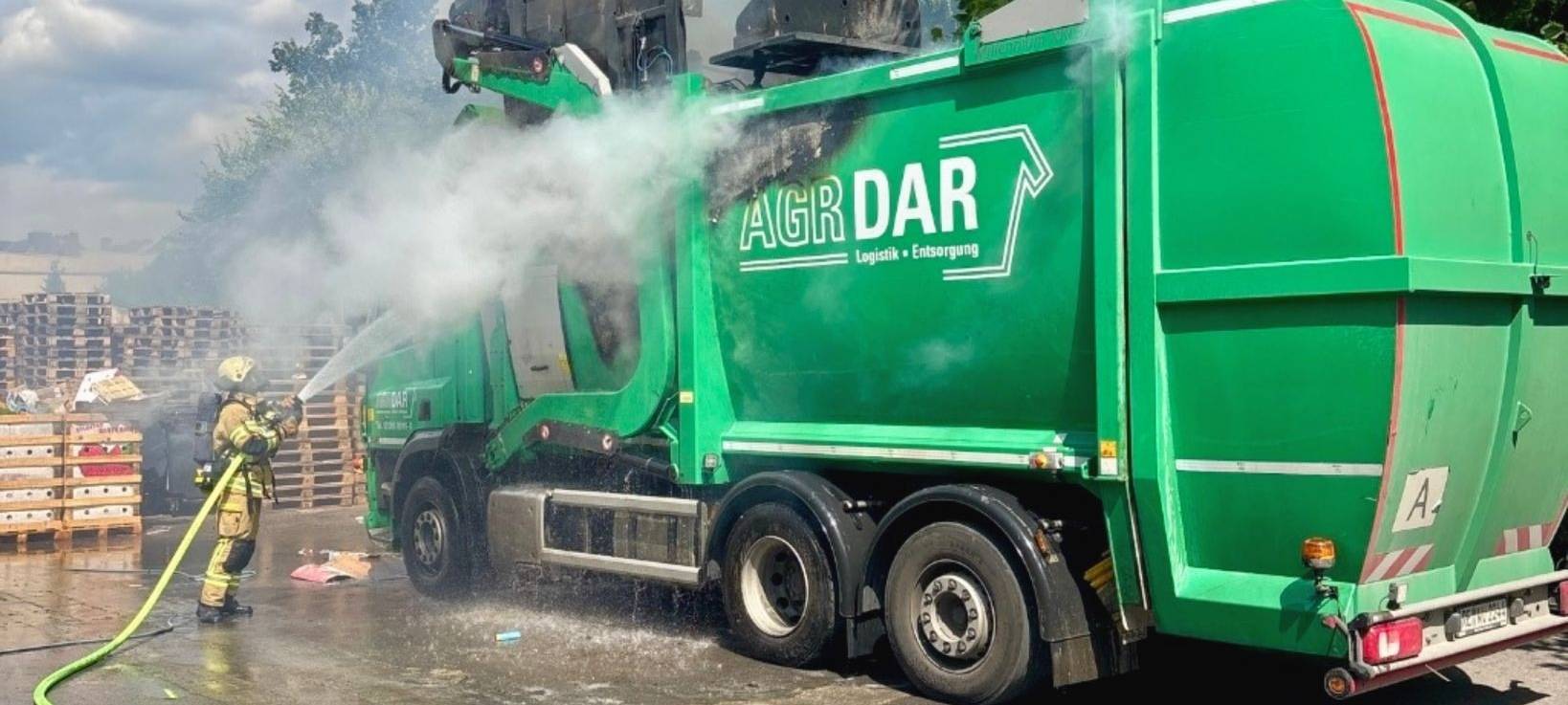 Die Feuerwehr Recklinghausen kühlte den brennenden Müllwagen erst, weil sie nicht an das Feuer an sich herankam.