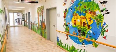 Großflächige und bunte Tiermotive sowie eine Weltkugel sind Teil des Gestaltungskonzepts der Kinderklinik Marl.