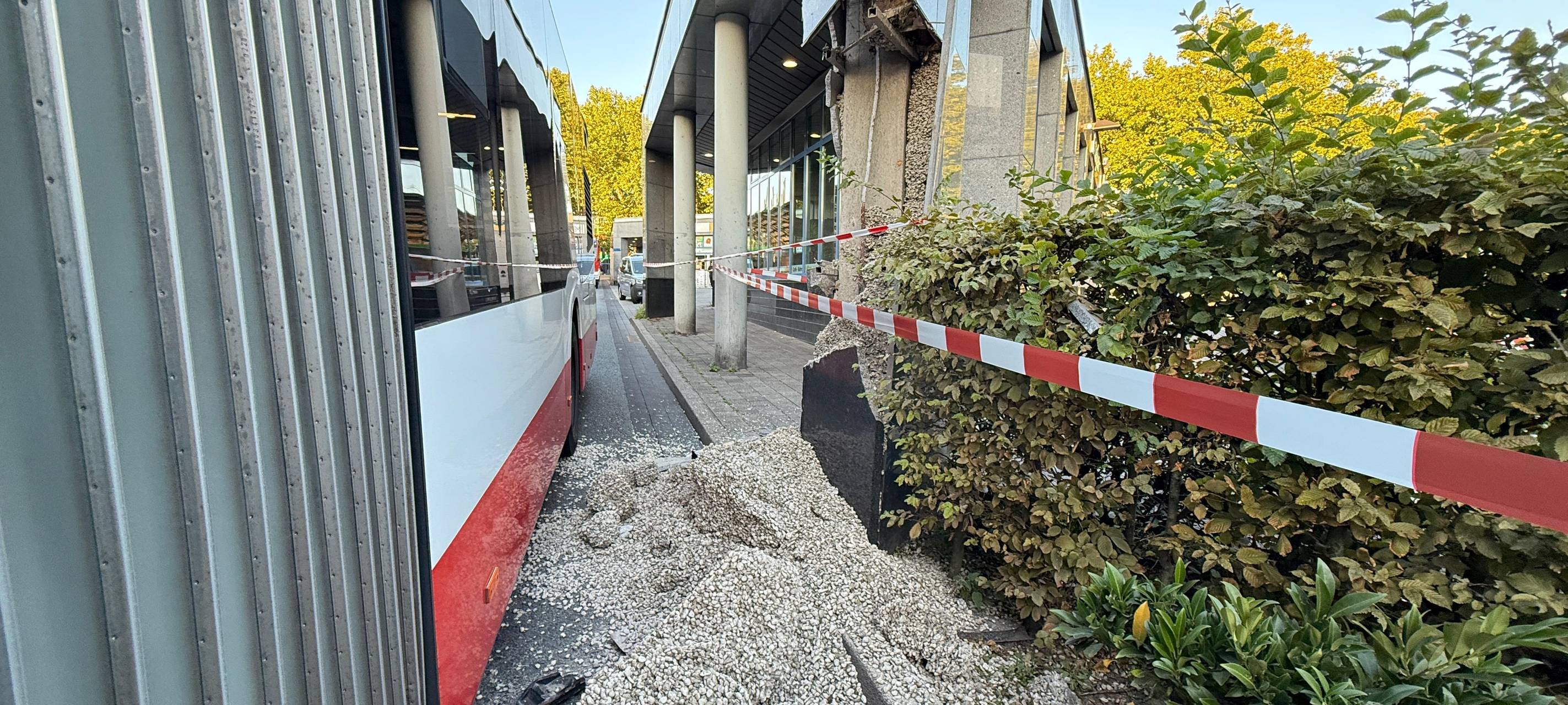 Linienbus rammt Gebäude am Recklinghäuser Busbahnhof