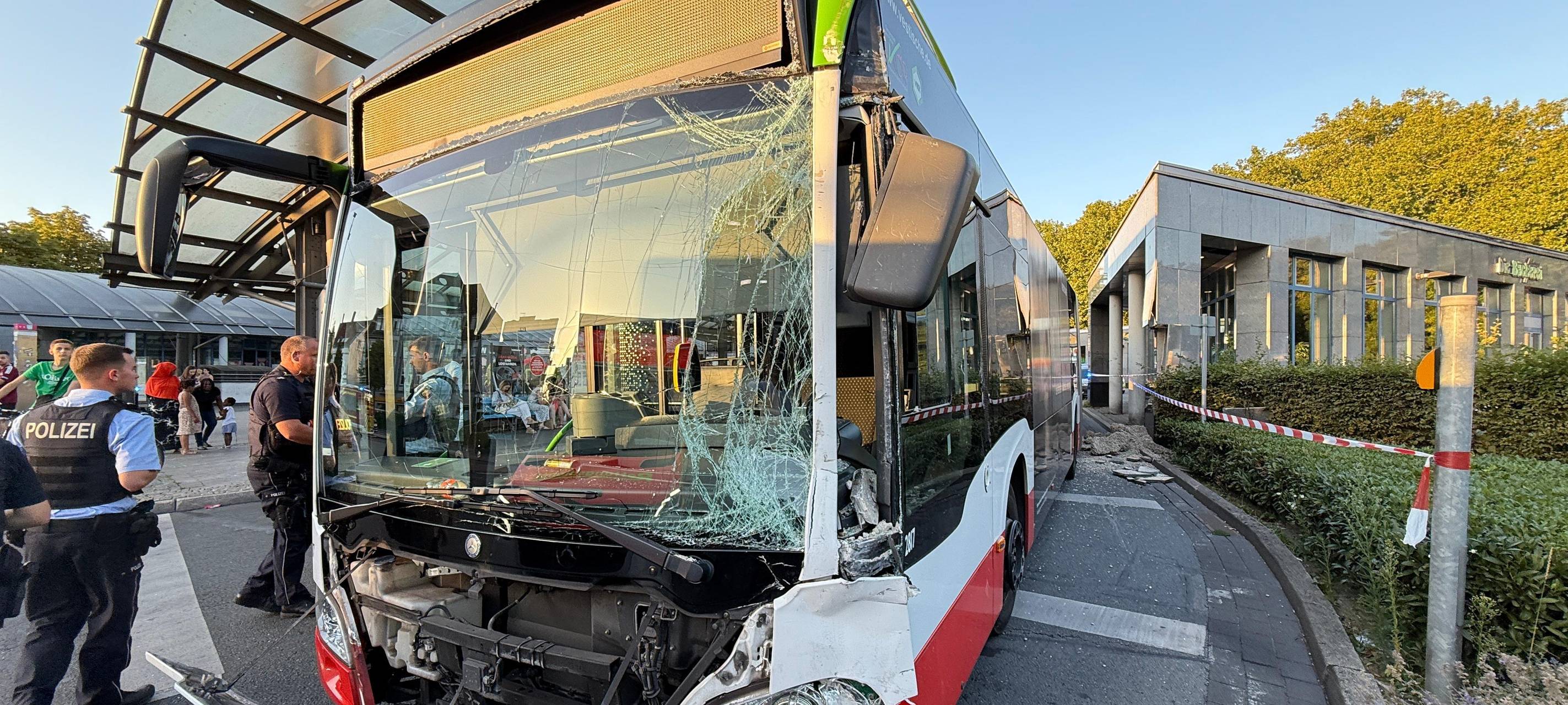 Linienbus rammt Gebäude am Recklinghäuser Busbahnhof