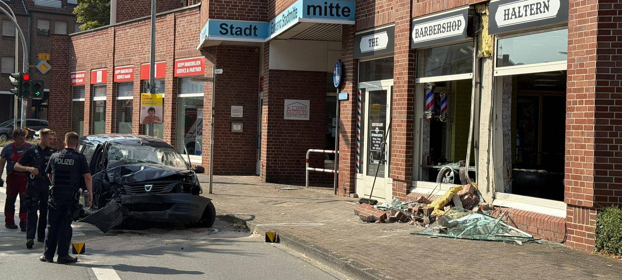 Mitten in Haltern: Auto kracht in Barbershop