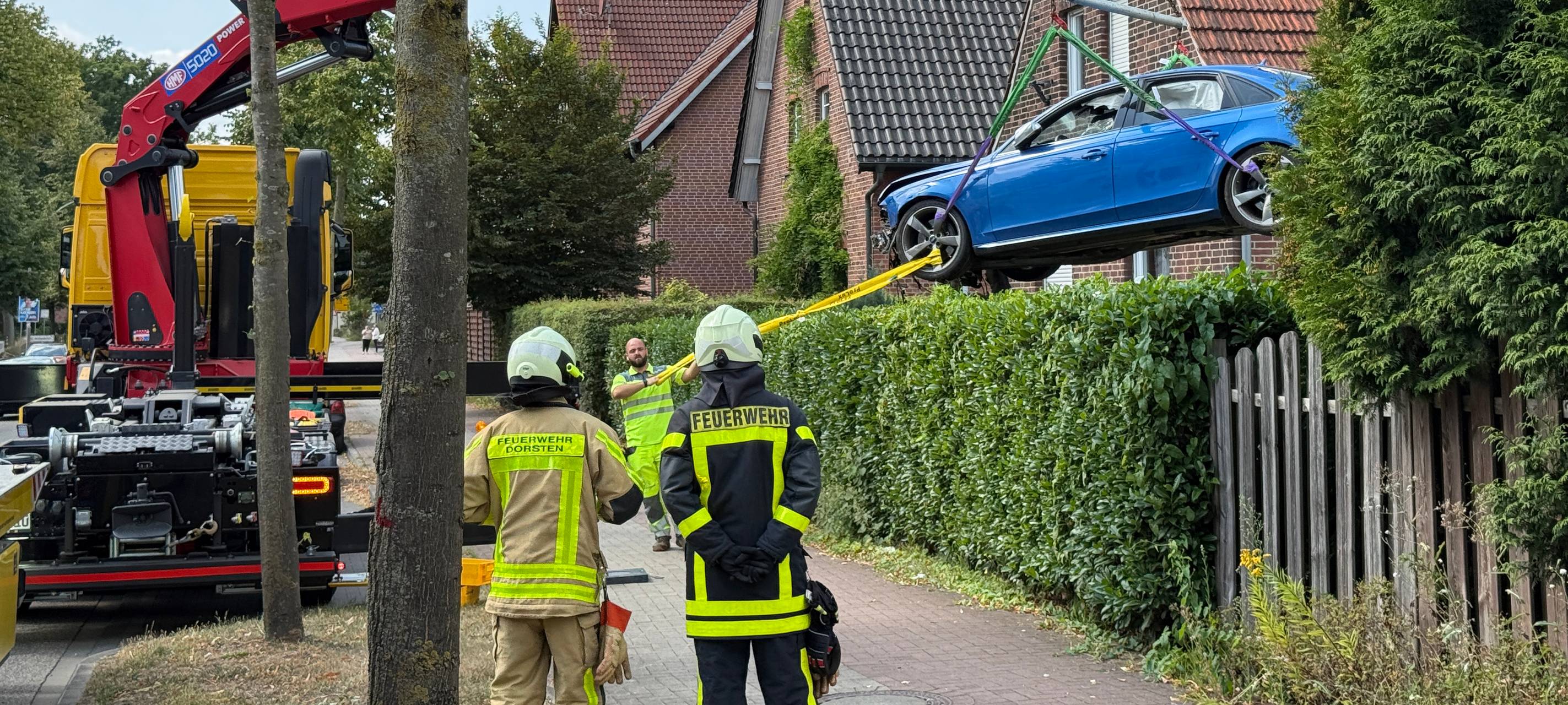 Dorsten: Auto durchbricht Zäune und bleibt in Garten stehen