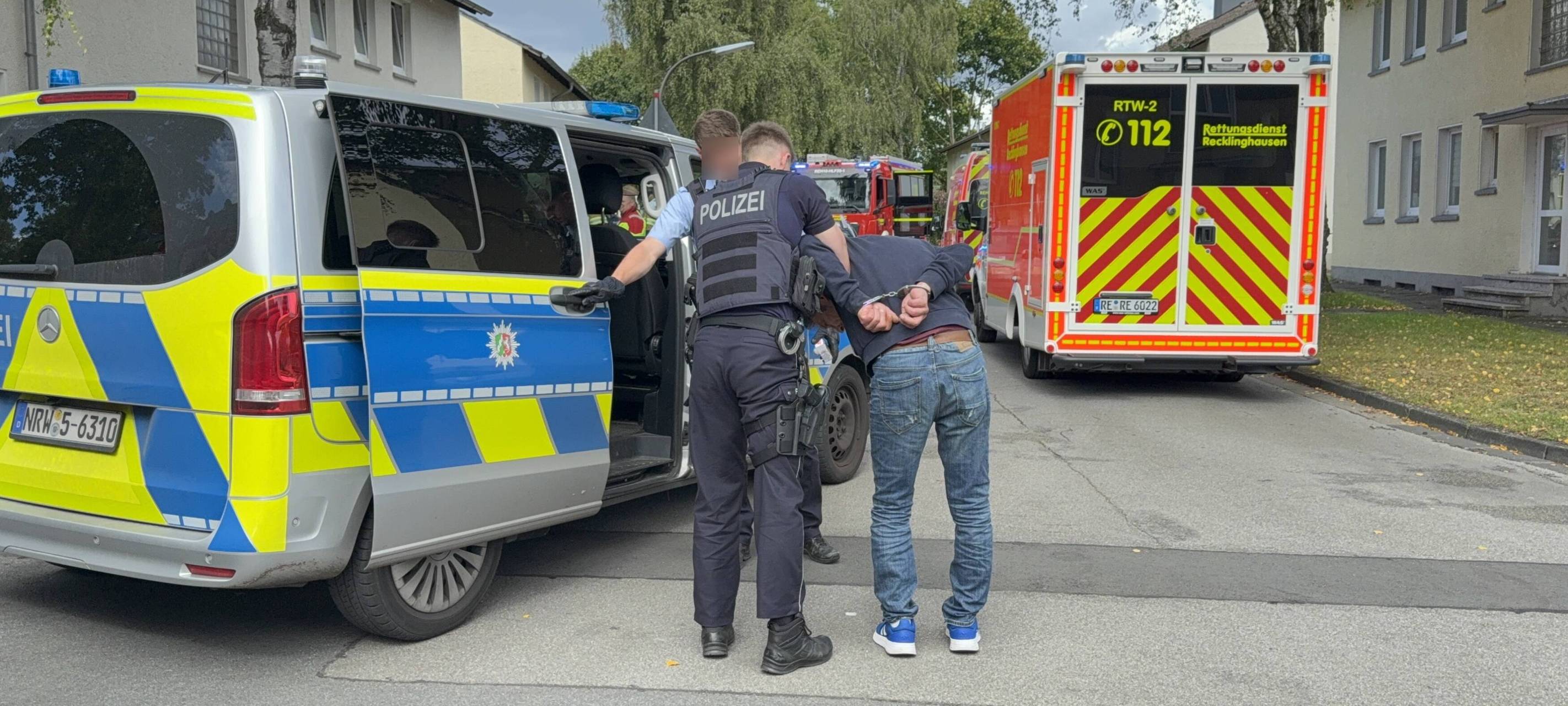 Der Täter wurde von der Recklinghäuser Polizei in Handschellen abgeführt.