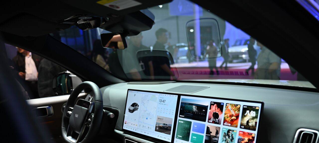 Auf dem Cockpit im Innenraum eines Fahrzeugs der chinesischen Marke Li Auto werden verschiedene Apps angezeigt.