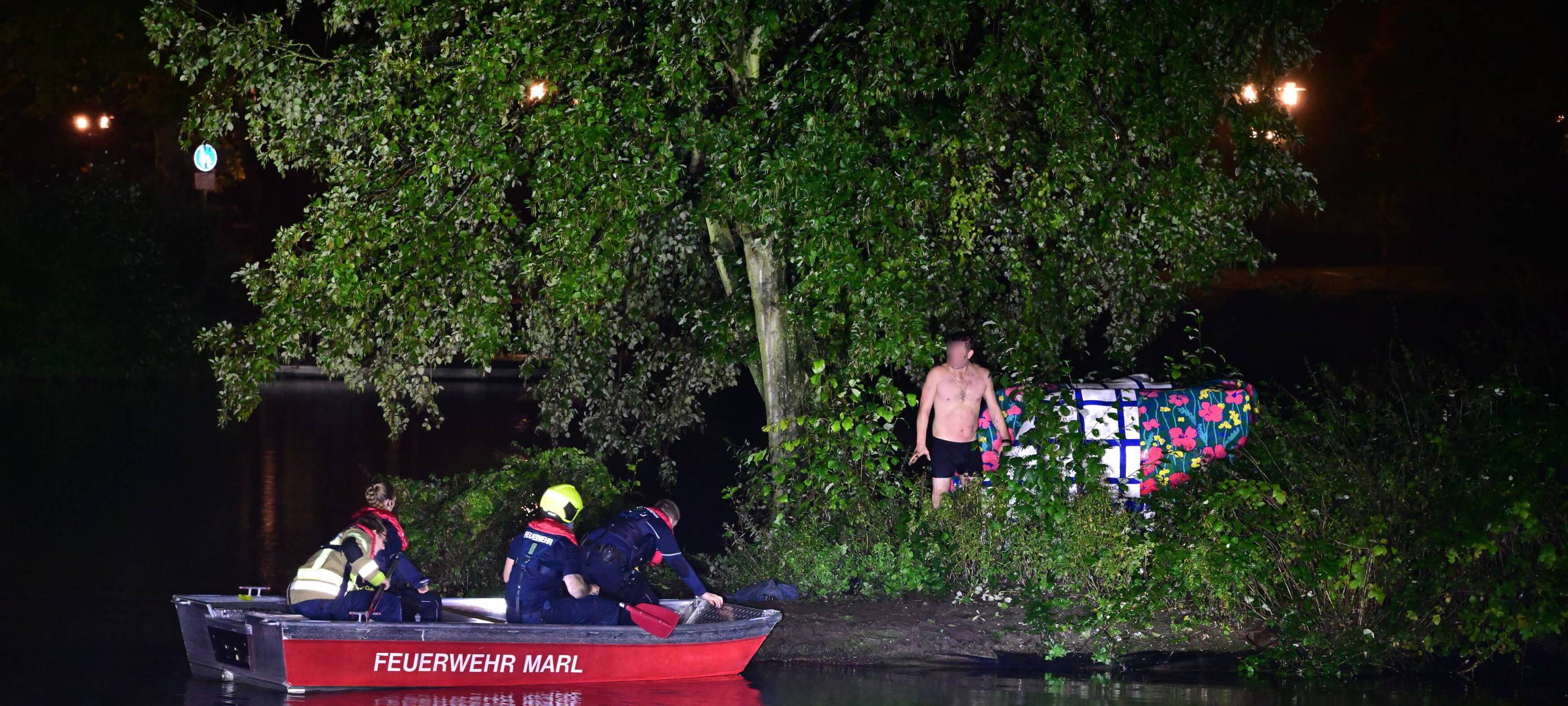 Die Feuerwehr holte den betrunkenen und halbnackten Mann mit einem Boot vom Citysee in Marl.