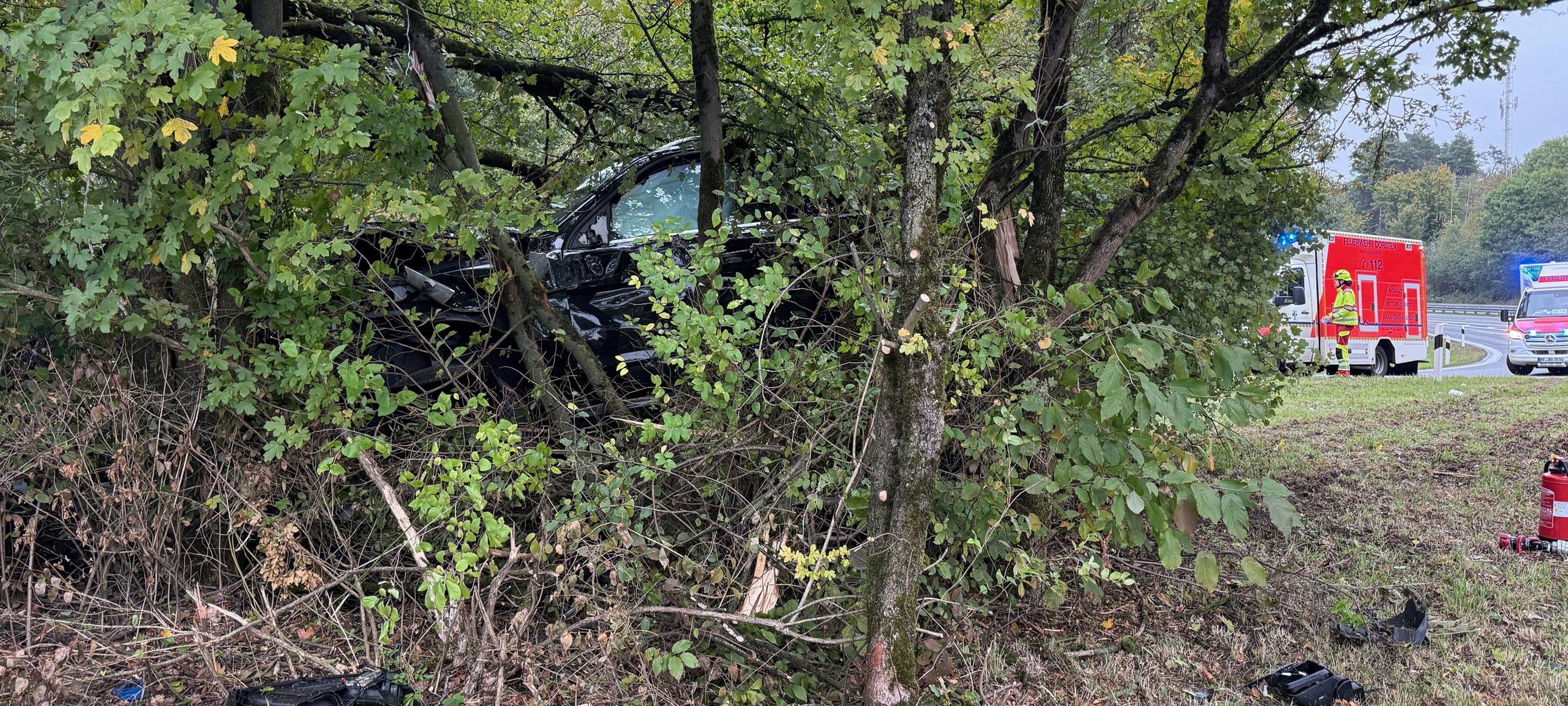 Der schwarze SUV war so heftig in die Bäume und Büsche an der A31-Ausfahrt Schermbeck gekracht, dass von ihm fast nichts mehr zu sehen war.