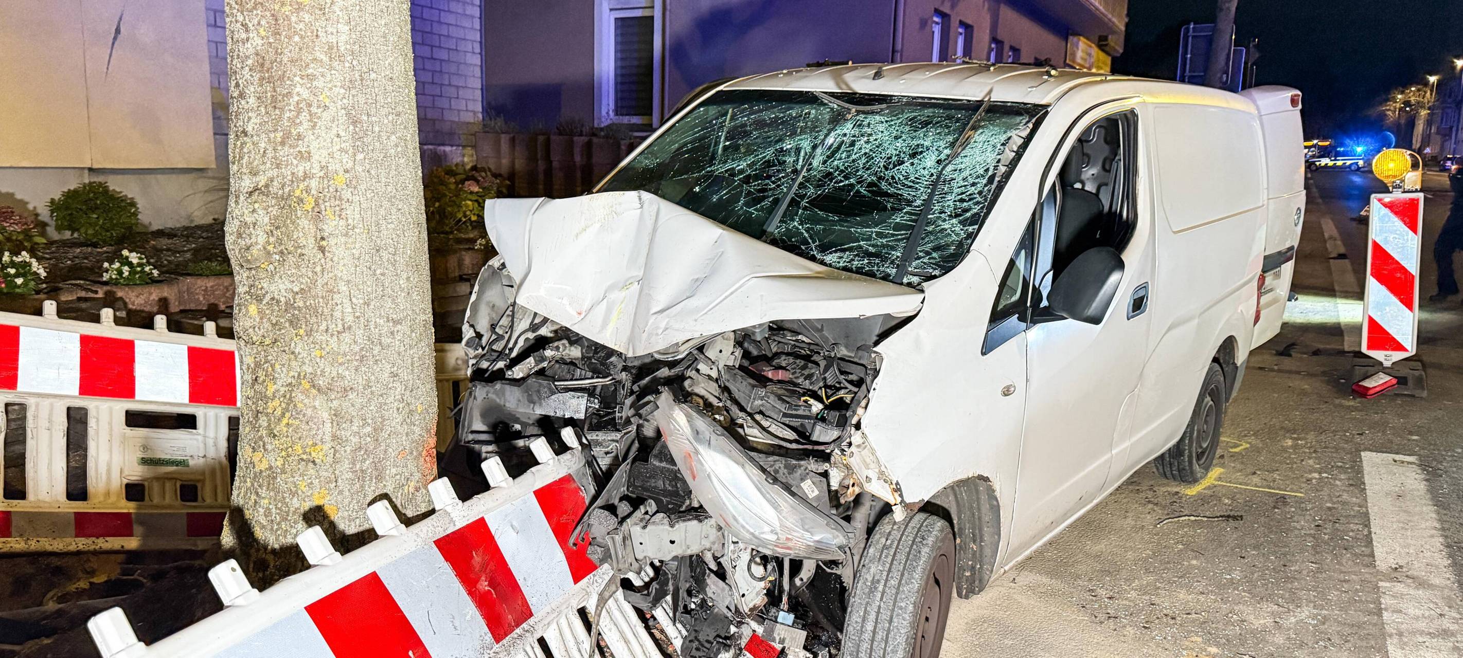 Zwei junge Männer bei schwerem Unfall in Castrop-Rauxel verletzt: Spielte Lachgas eine Rolle?