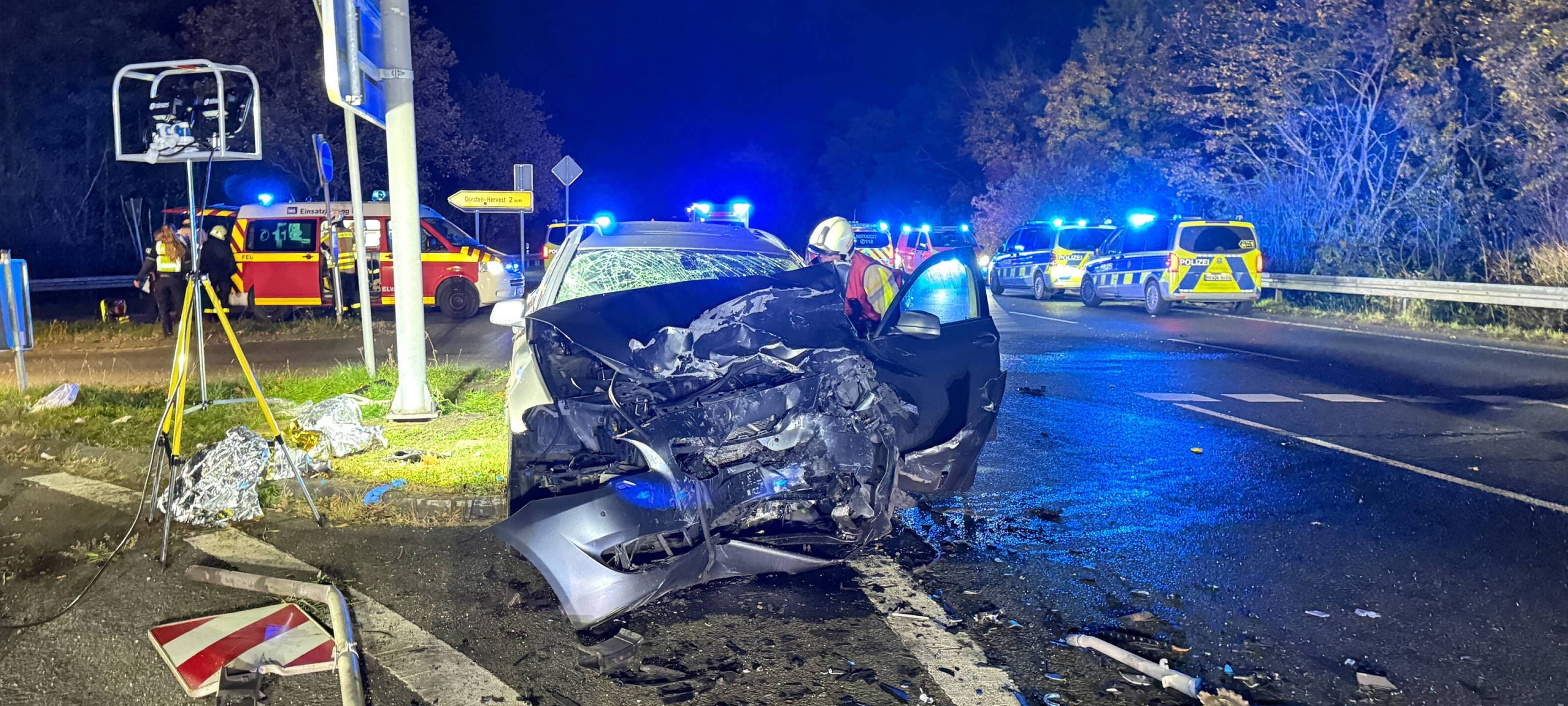 Eines der beiden beteiligten Autos wurde bei dem schweren Unfall in Dorsten total zerstört.