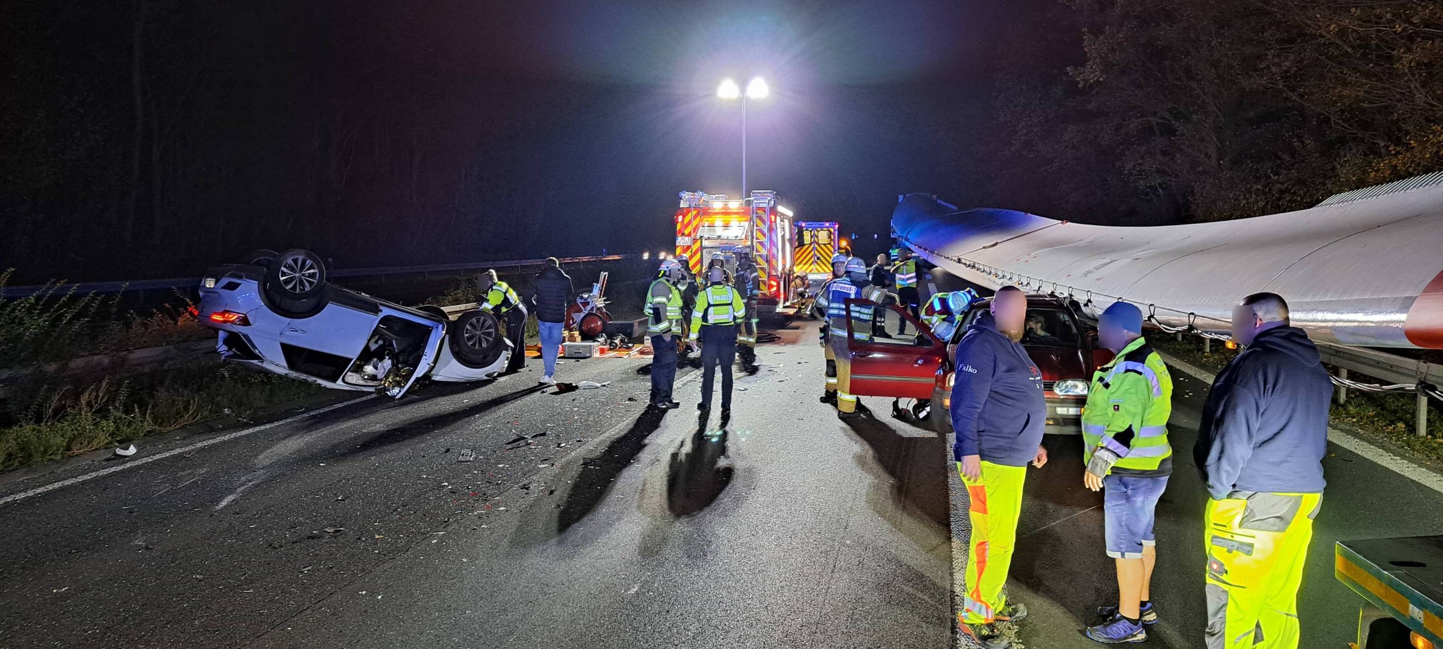 Unfall mit Schwertransport auf A43: Mehrere Schwerverletzte