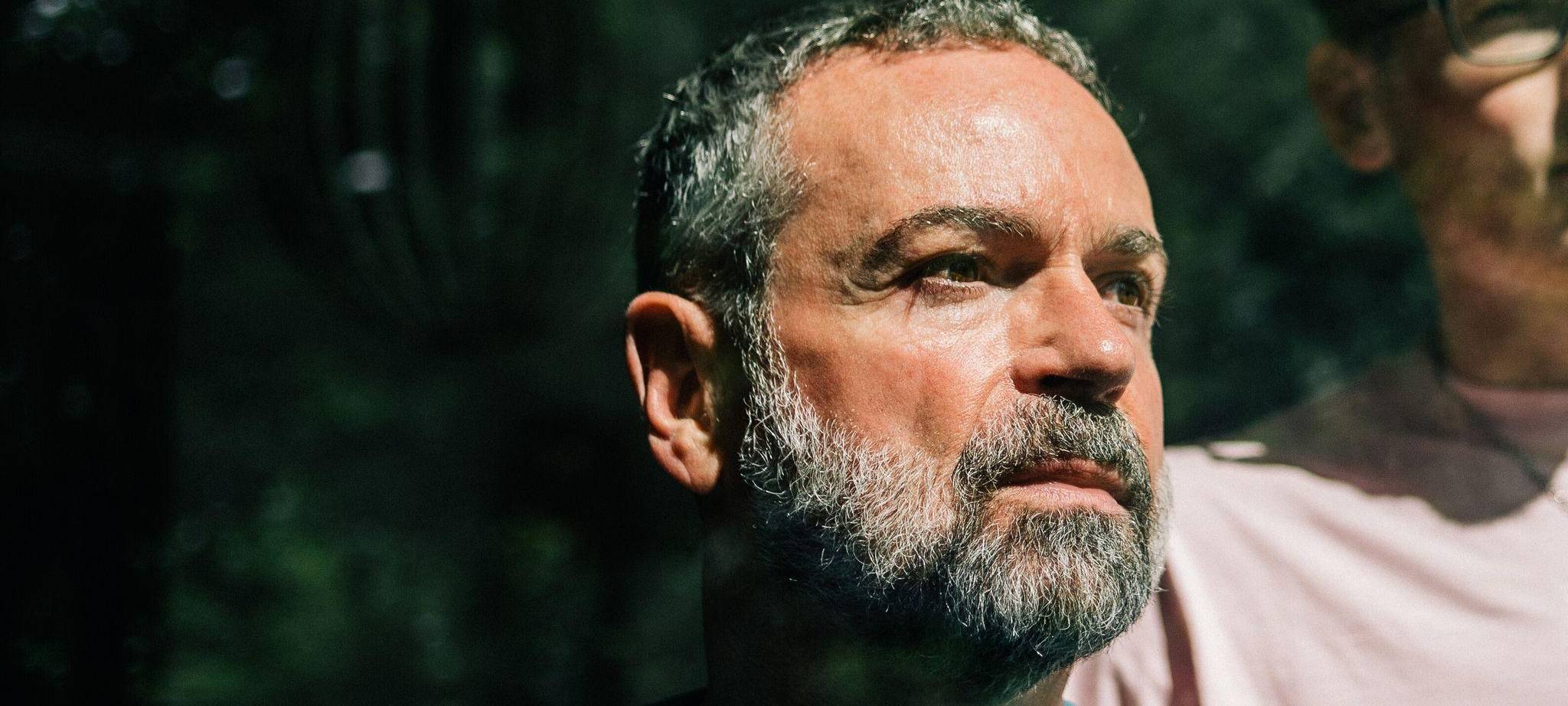 Ein Mann blickt aus dem Fenster