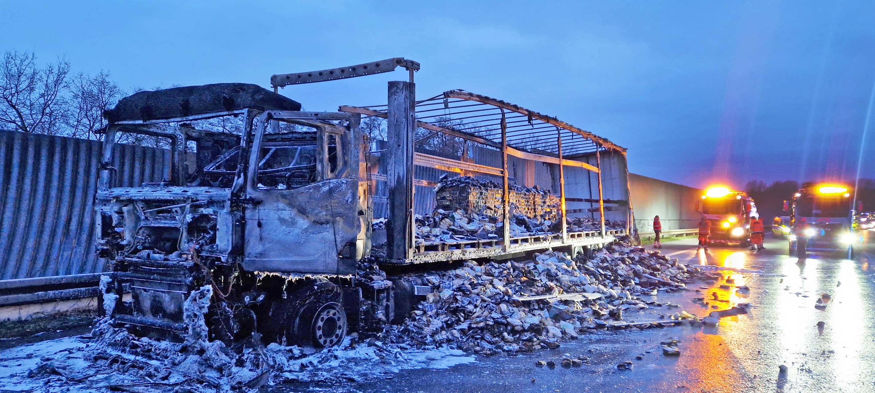 Brennender LKW auf A2 zwischen Gelsenkirchen und Herten