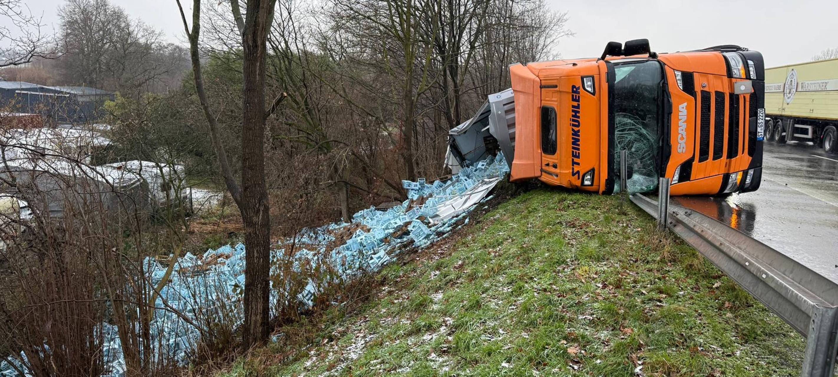 Der LKW kippte bei dem Unfall auf der A2 bei Recklinghausen-Ost in den Graben und landete auf der Seite.