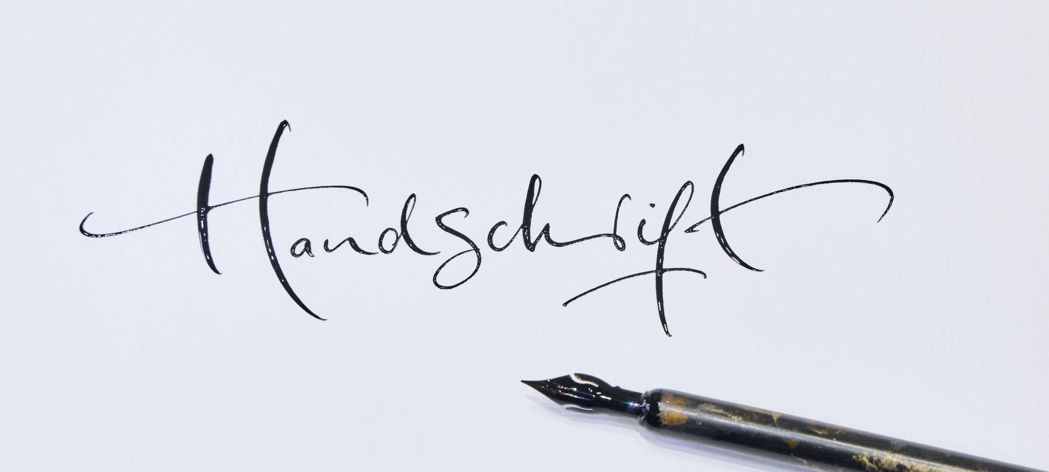 Das Wort «Handschrift» steht auf einem Blatt Papier