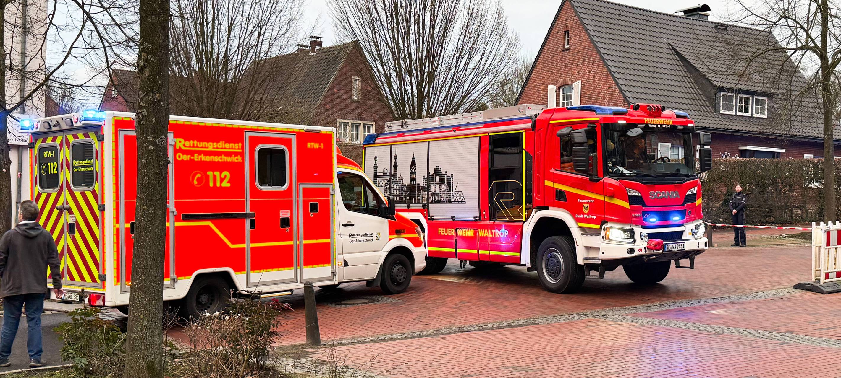 Ein Rettungswagen und ein Feuerwehrauto stehen vor einem Seniorenzentrum in Waltrop