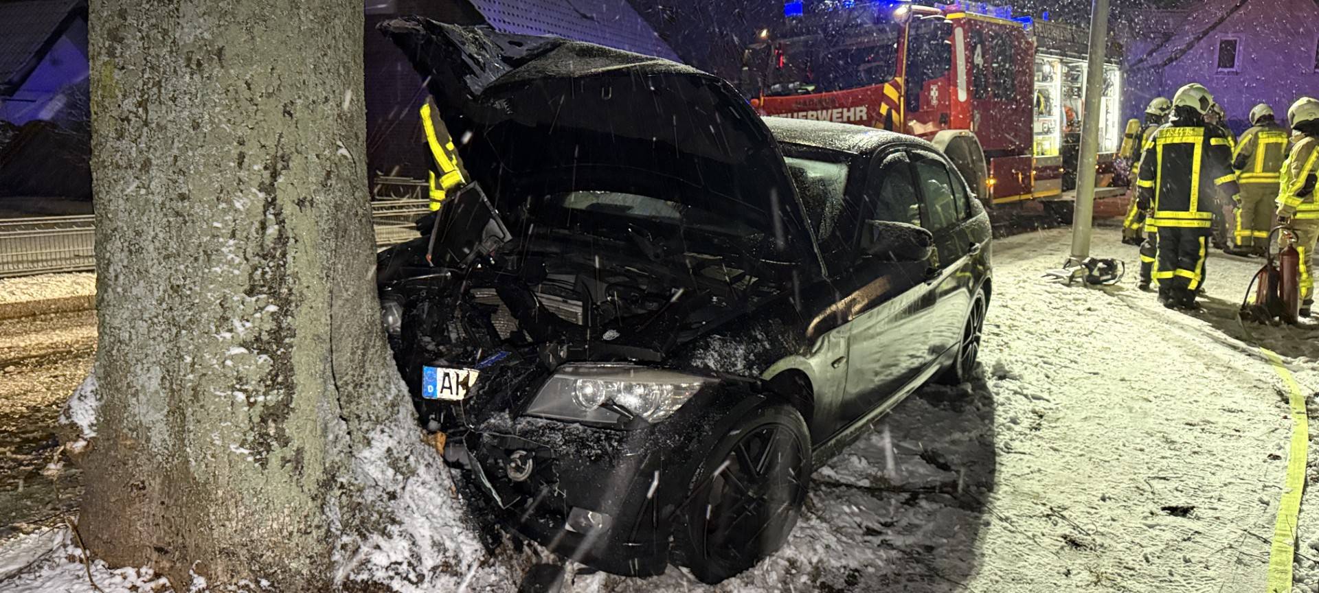 Ein schwarzes Auto ist gegen einen Baum neben einer Straße in Dorsten-Rhade geprallt