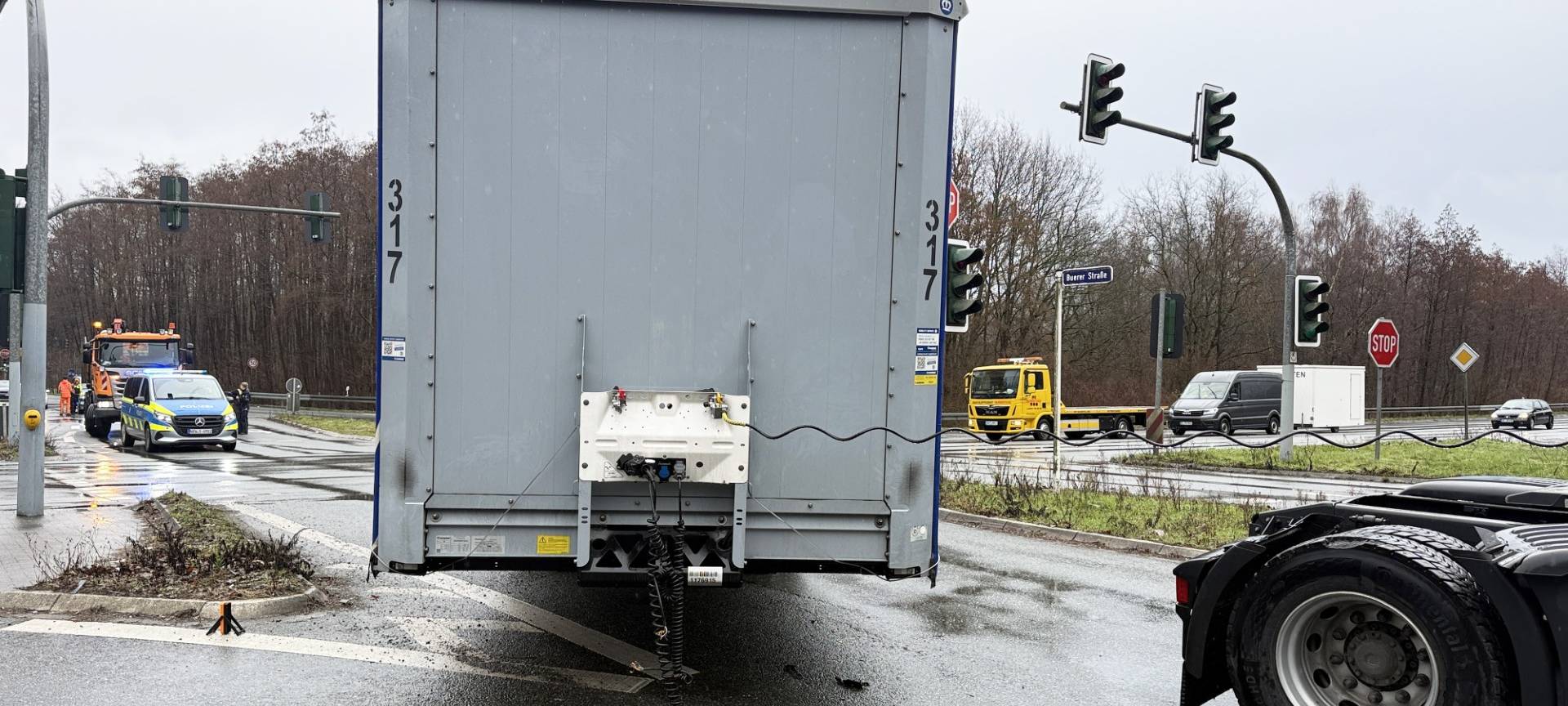 Auf einer großen Kreuzung steht ein LKW-Anhänger, losgelöst von dem Fahrzeug
