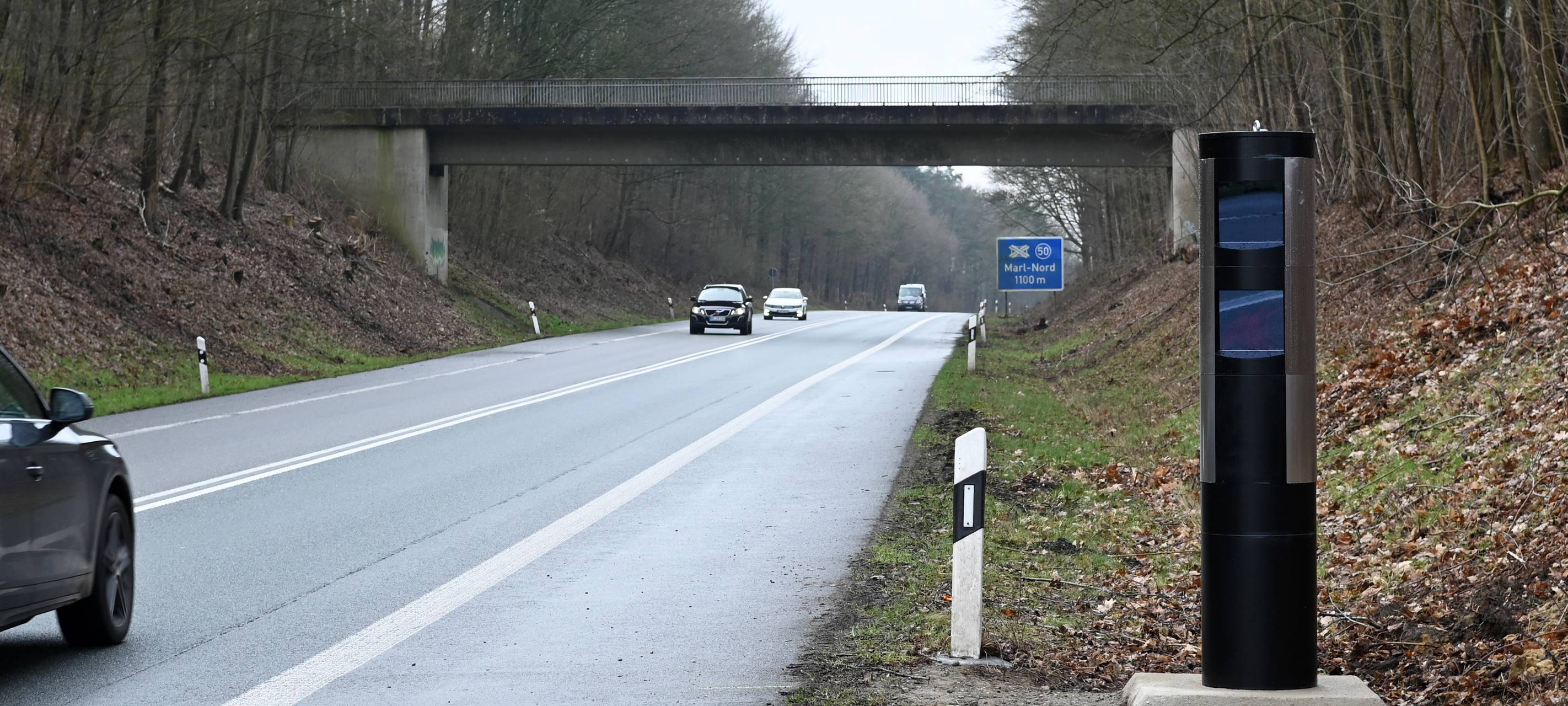 Auf dem Bossendorfer Damm in Haltern steht rechts am Straßenrand eine schwarze Radarsäule