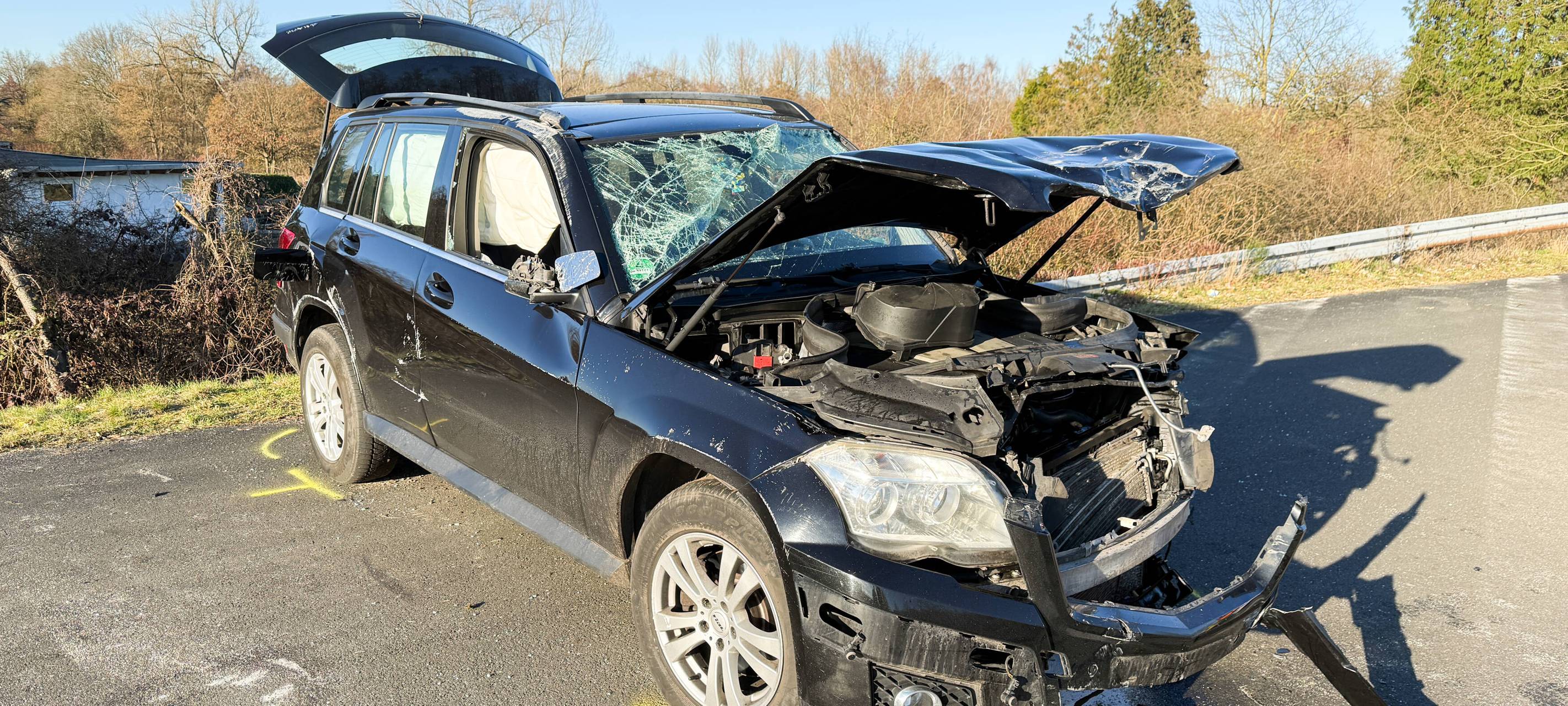 Ein zerstörtes Auto steht am Straßenrand der L522 in Recklinghausen