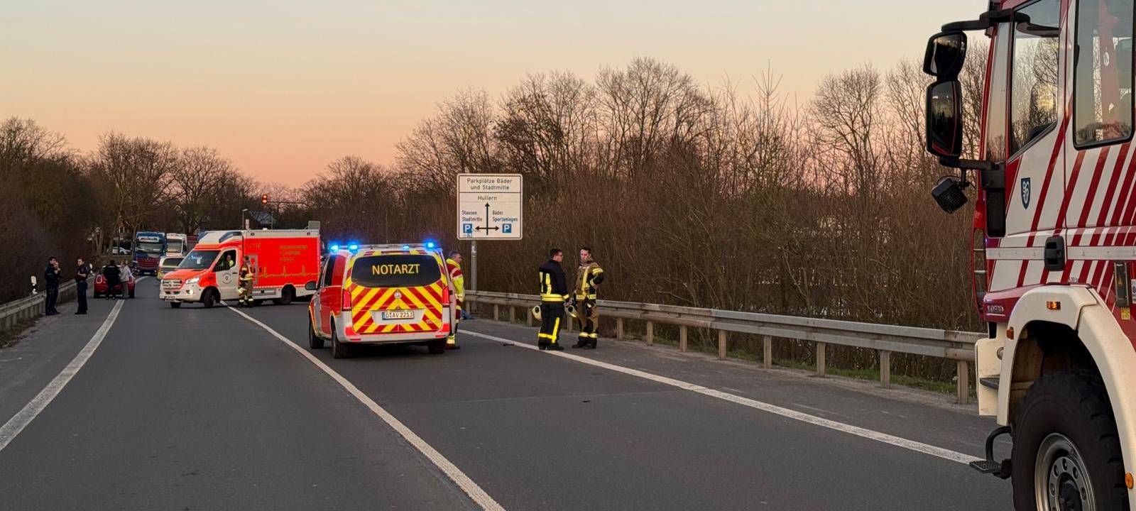 Rettungsfahrzeuge stehen auf der abgesperrten B58 in Haltern am See
