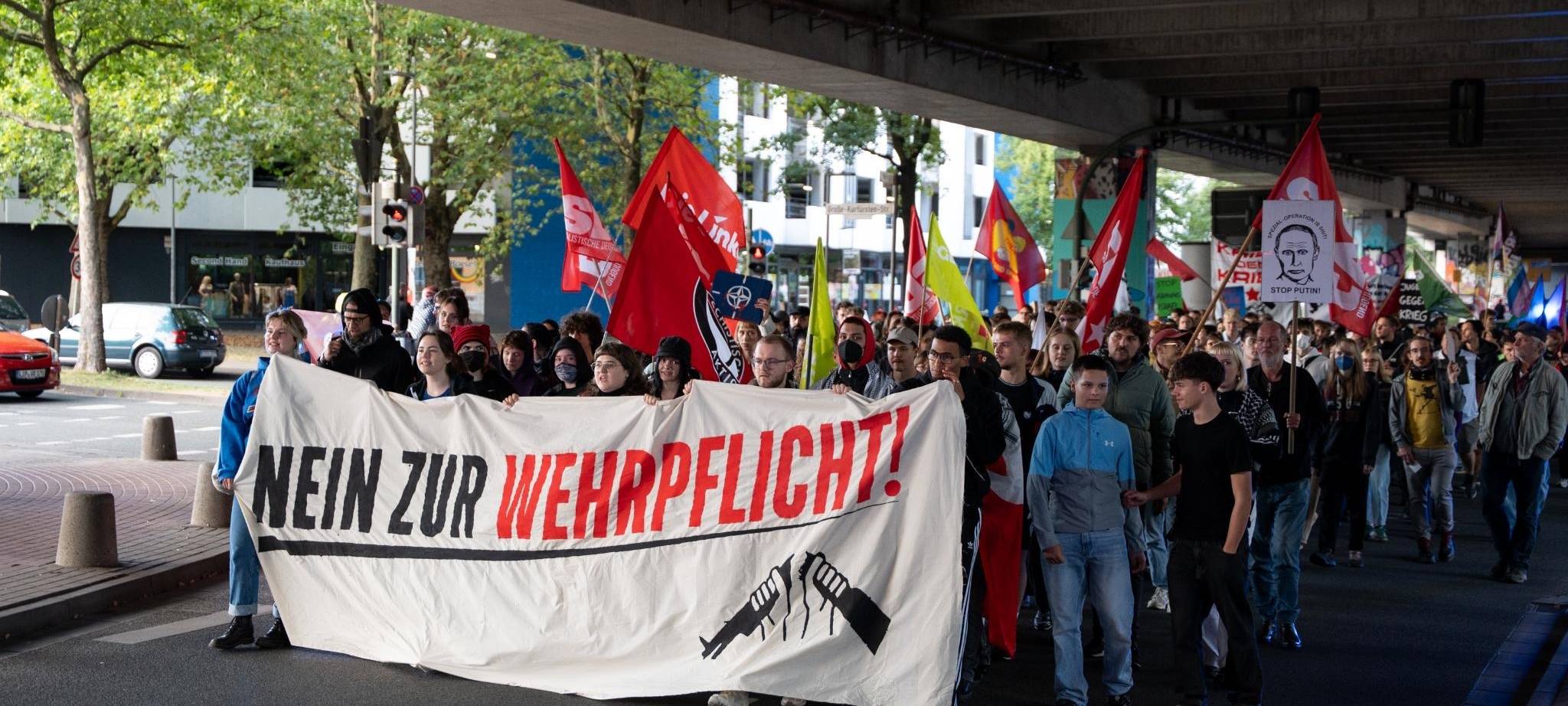Eine Gruppe protestierender Schüler hält einen Banner hoch auf dem steht "Nein zur Wehrpflicht"