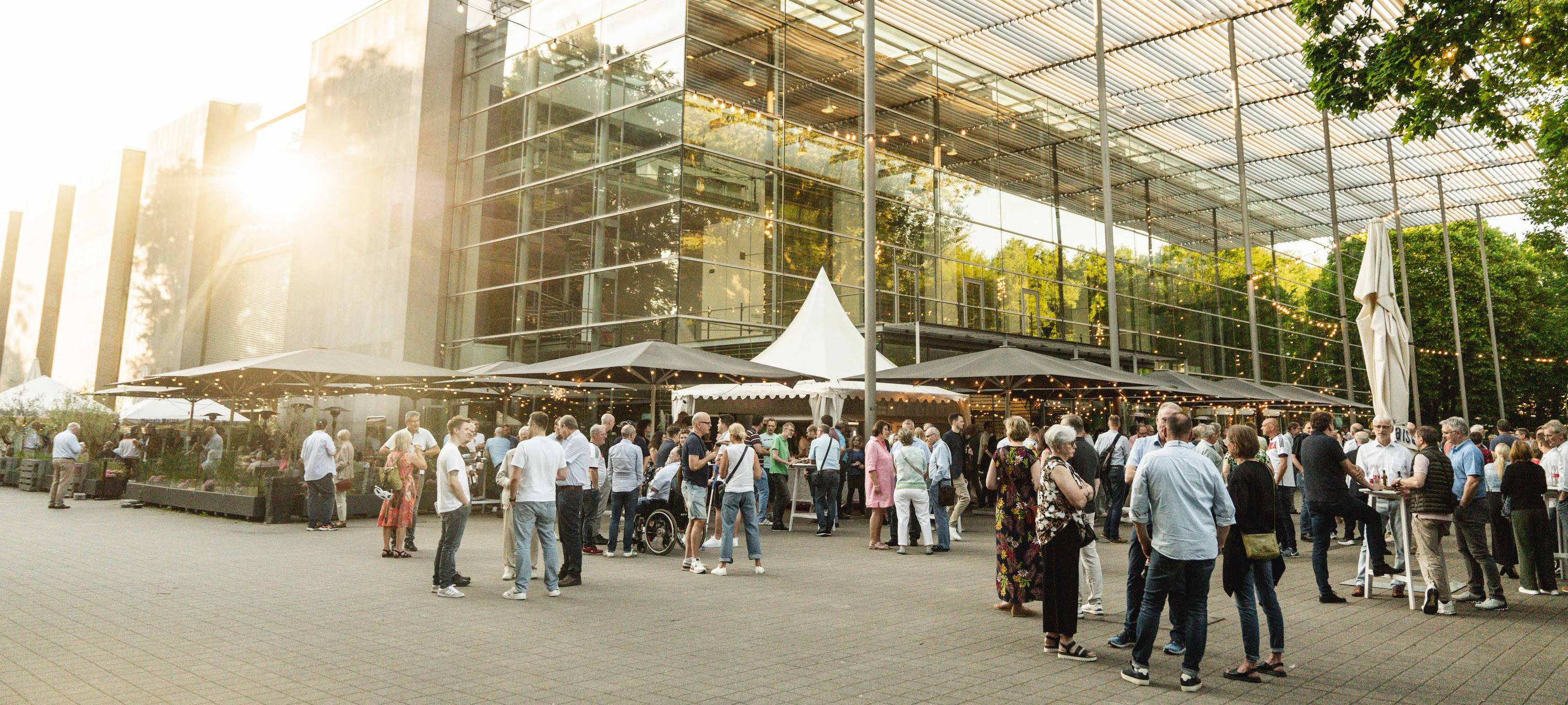 Menschen stehen vor dem Ruhrfestspielhaus in Recklinghausen