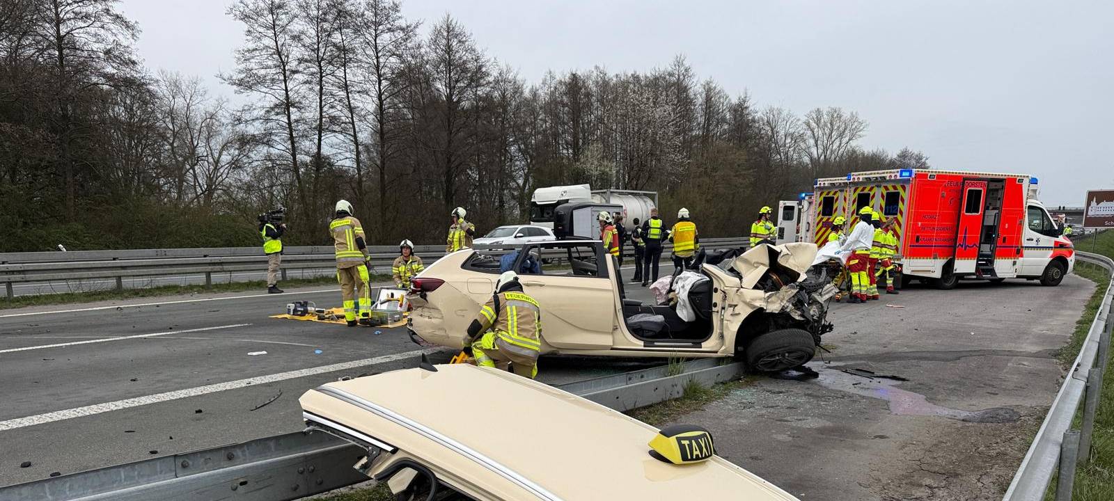 Unfall-Taxi auf der A31, von dem das Dach aufgeschnitten wurde und beiseite liegt