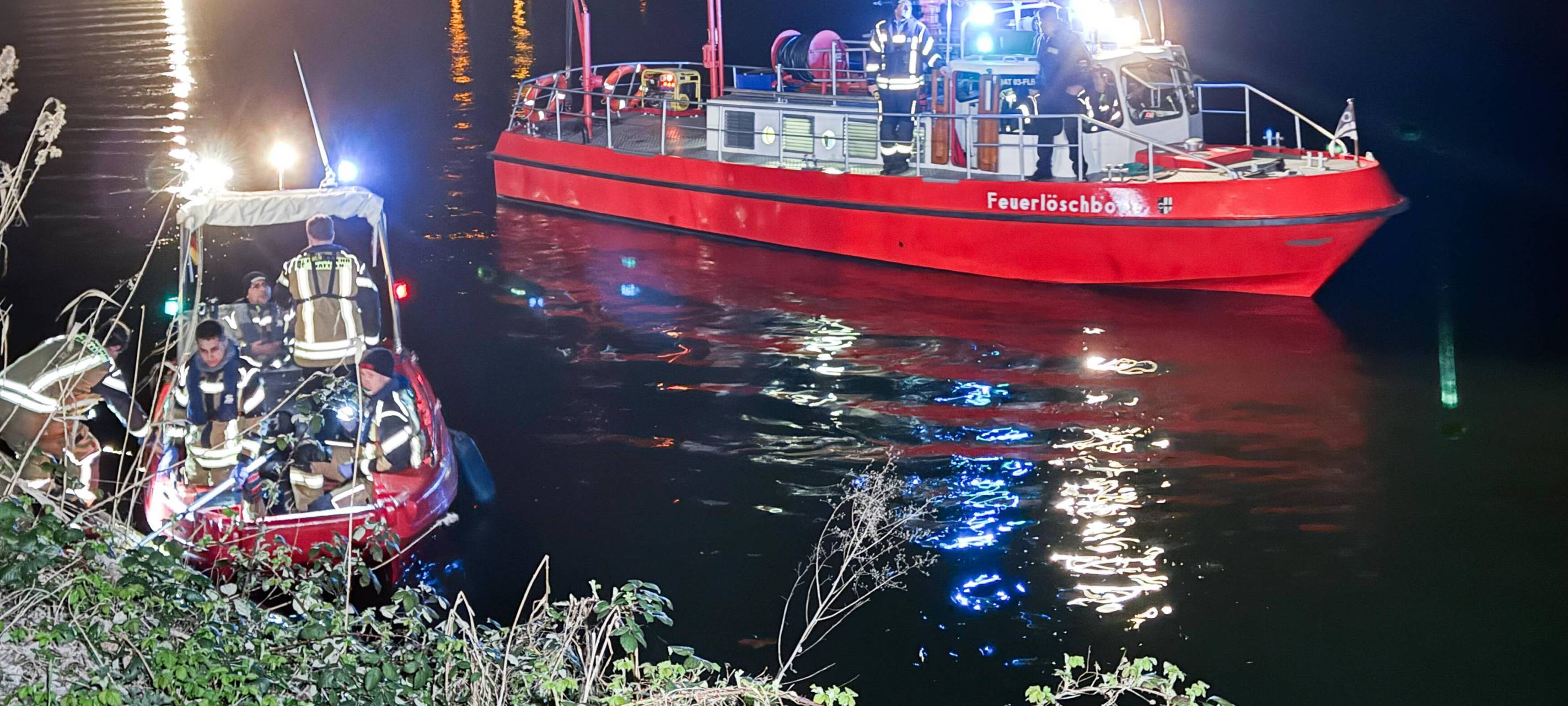 Hell beleuchtete Boote der Feuerwehr Datteln suchen den Datteln-Hamm-Kanal nach dem vermissten Senior ab