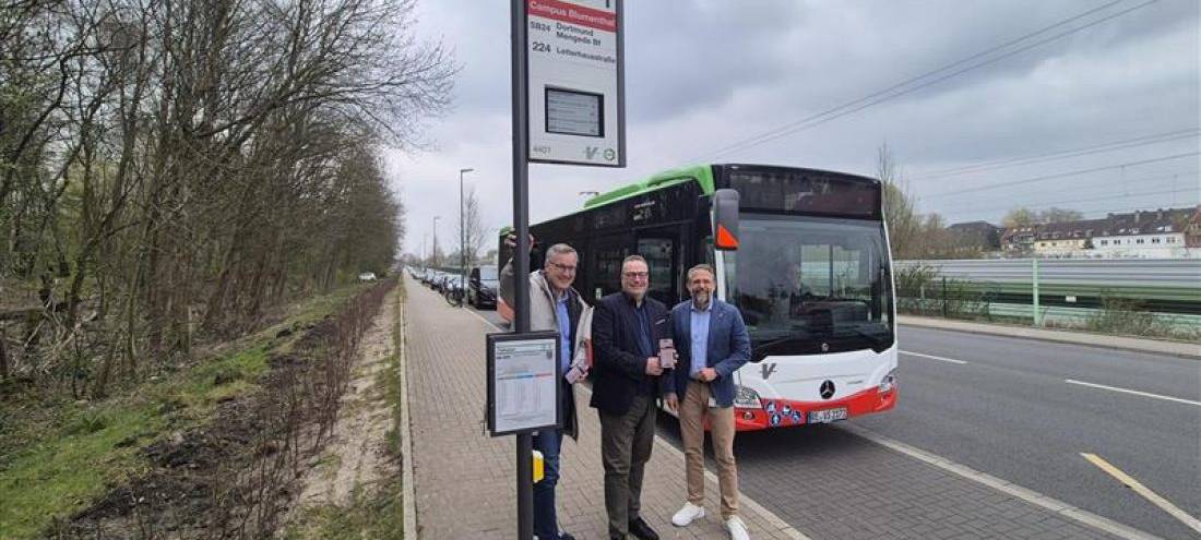 Axel Tschersich (Bürgermeister der Stadt Recklinghausen), Bodo Klimpel (Landrat Kreis Recklinghausen und Aufsichtsratsvorsitzender Vestische) und Michael Feller (Geschäftsführer Vestische) stehen vor einer digitalen Haltestelle.
