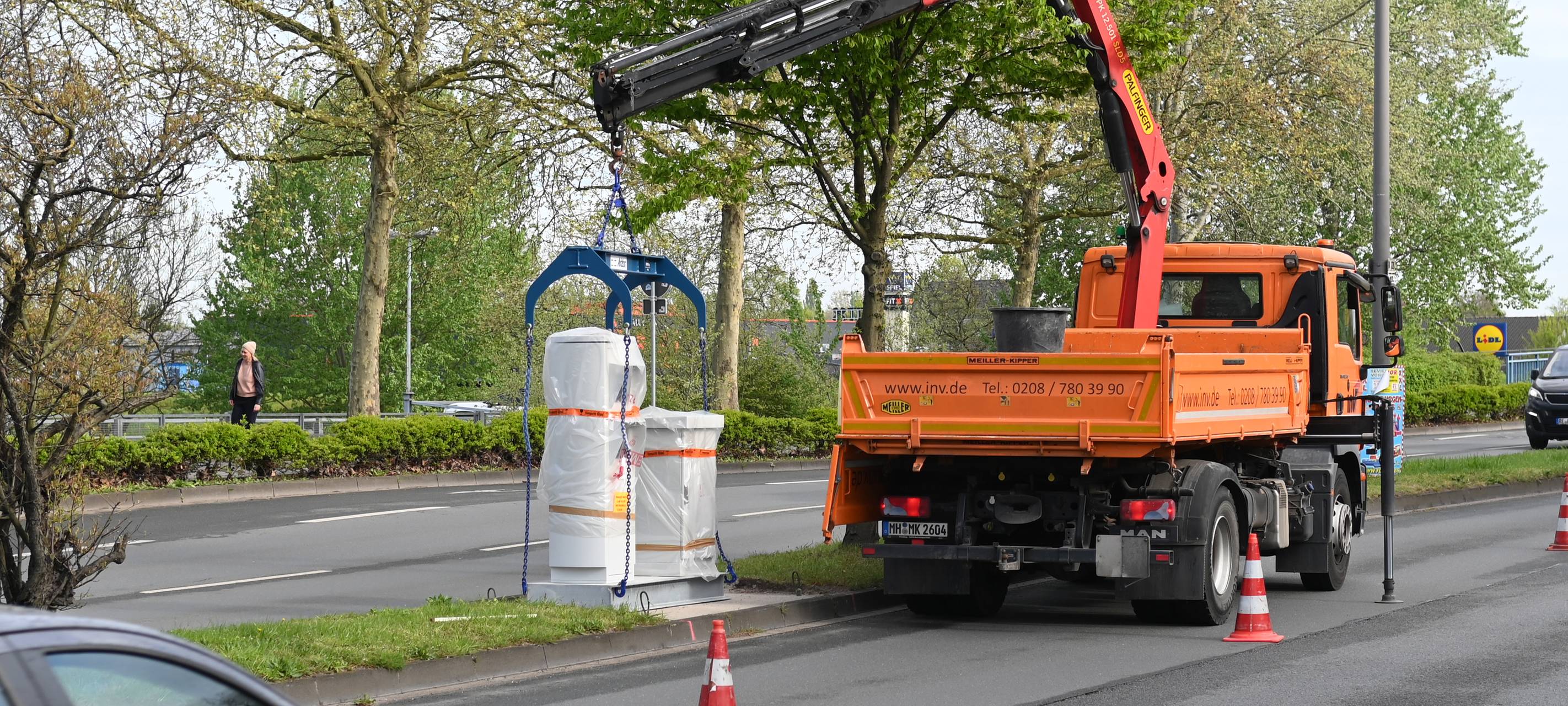 Ein LKW platziert den neuen Blitzer in Dorsten an der Borkener Straße