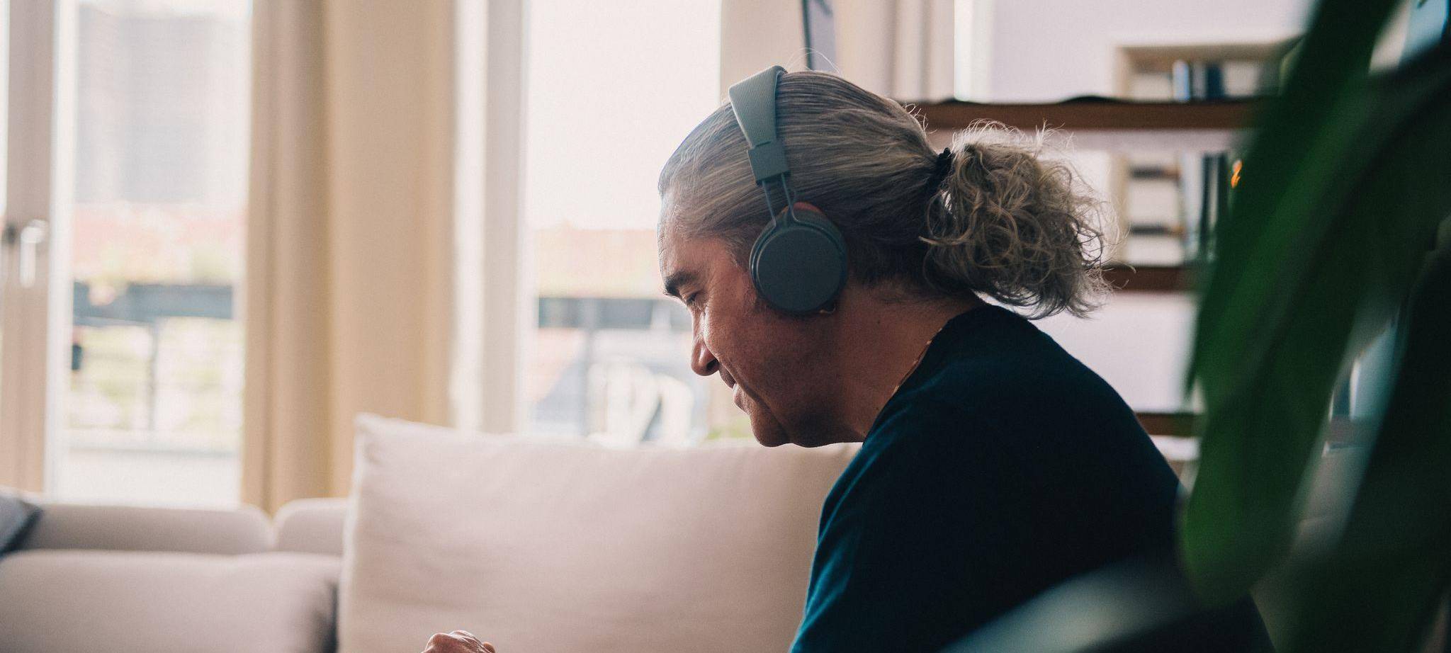 Ein Mann hört Musik auf seinem Handy