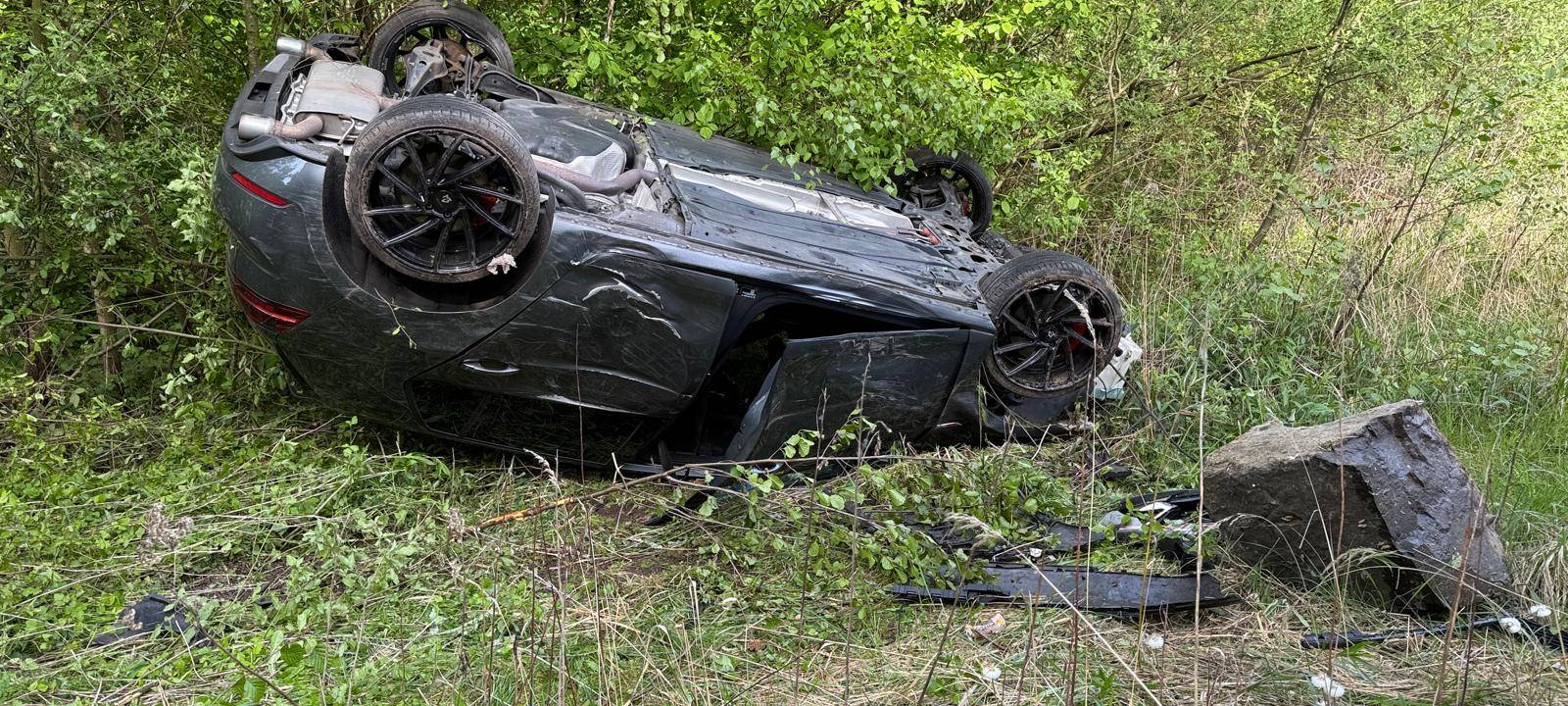 Ein Auto liegt auf dem Dach in einem Graben an der Stadtgrenze Marl / Dorsten