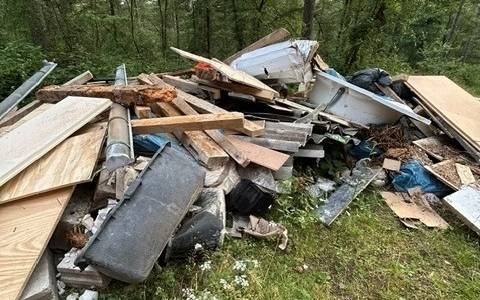 Am Steinwerk in Dorsten-Holsterhausen haben Unbekannte illegal Müll und Bauschutt entsorgt.