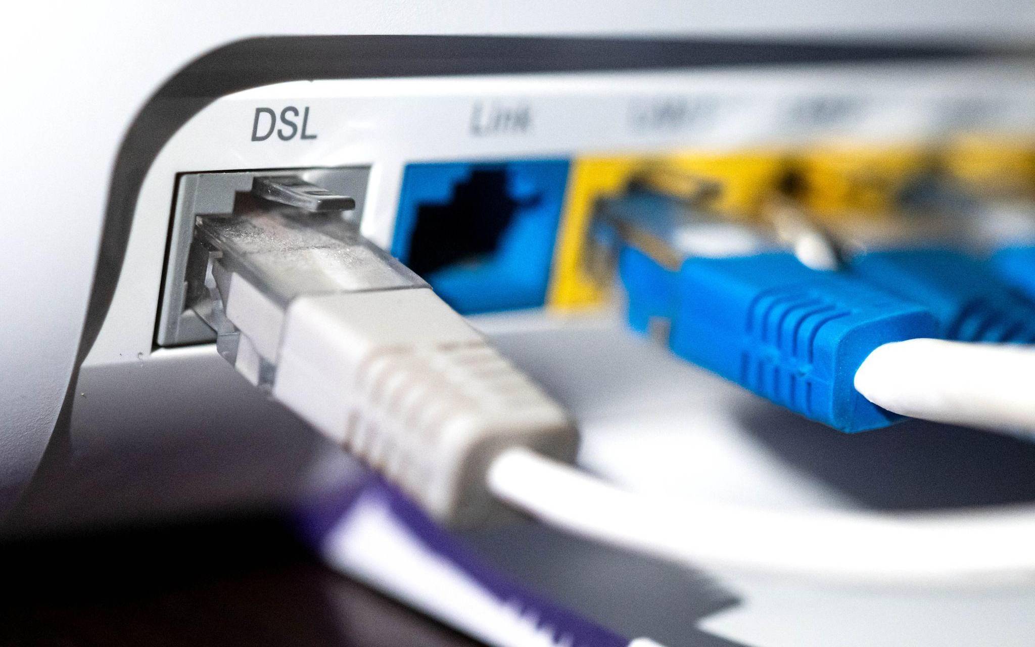 Netzwerkkabel (LAN-Kabel) stecken in einem Router