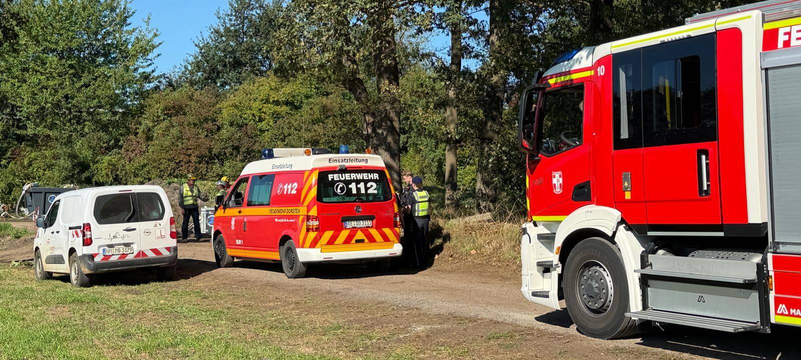 Bei Bauarbeiten für eine Wasserstoffleitung in Dorsten ist eine Phosphor-Granate gefunden worden. Aus dem Sprengkörper drang weißer Rauch - Einsatzkräfte sind vor Ort.