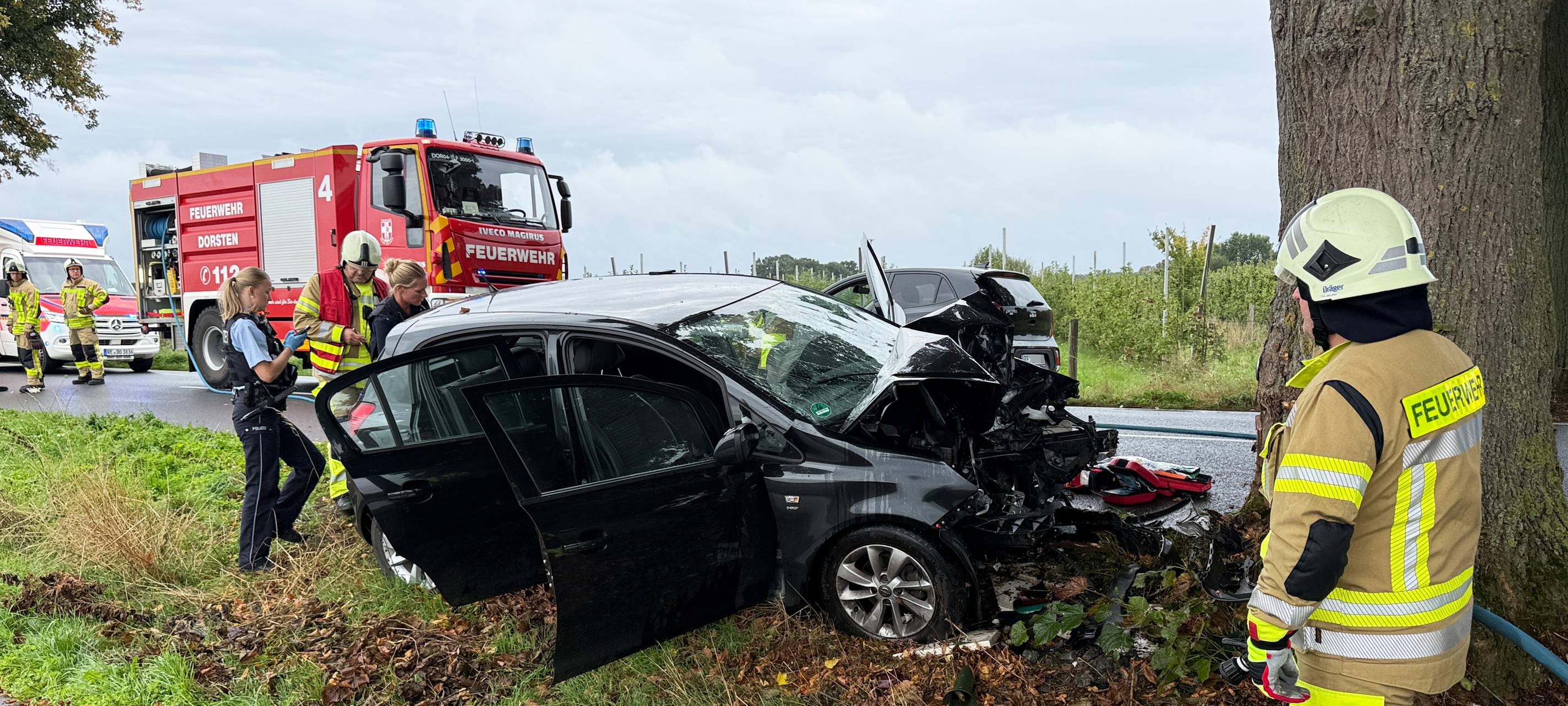 Ein 48-jähriger Autofahrer ist am Sonntag auf der Erler Straße in Dorsten tödlich verunglückt. Er prallte frontal gegen einen Baum und starb noch an der Unfallstelle.