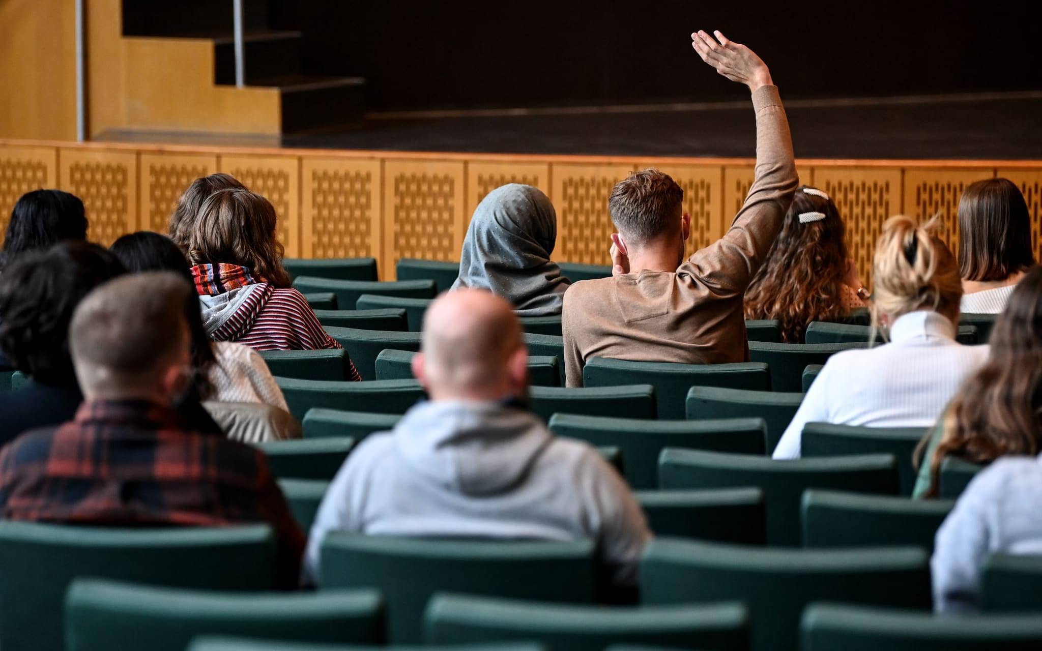 Studenten sitzen im Audimax der Freien Universität Berlin